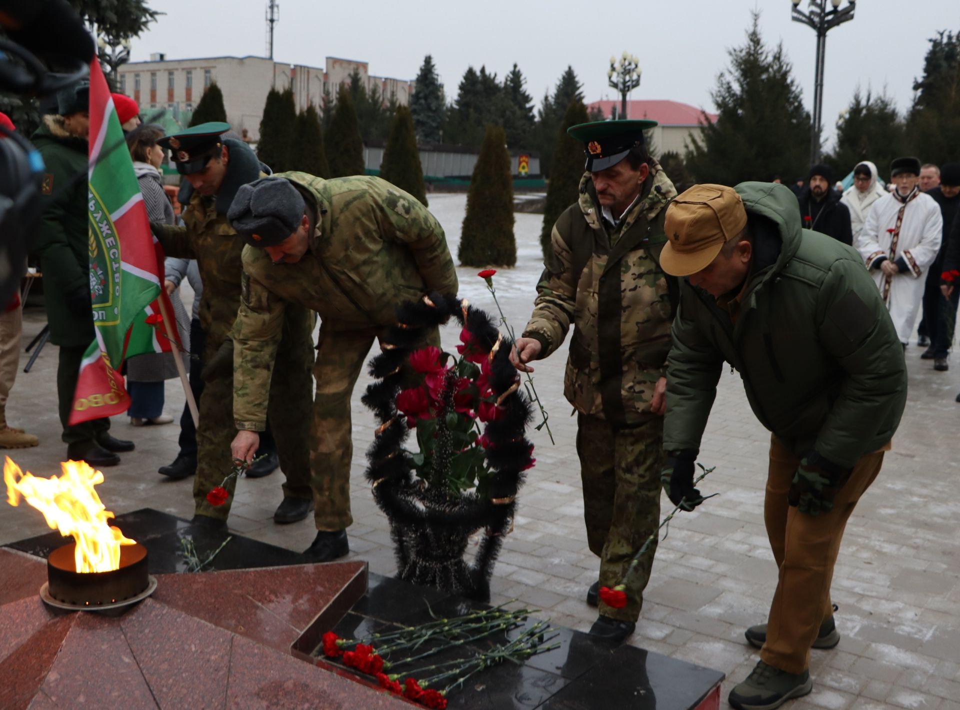 Апаста “Билгесез солдат” һәйкәленә чәчәкләр салдылар