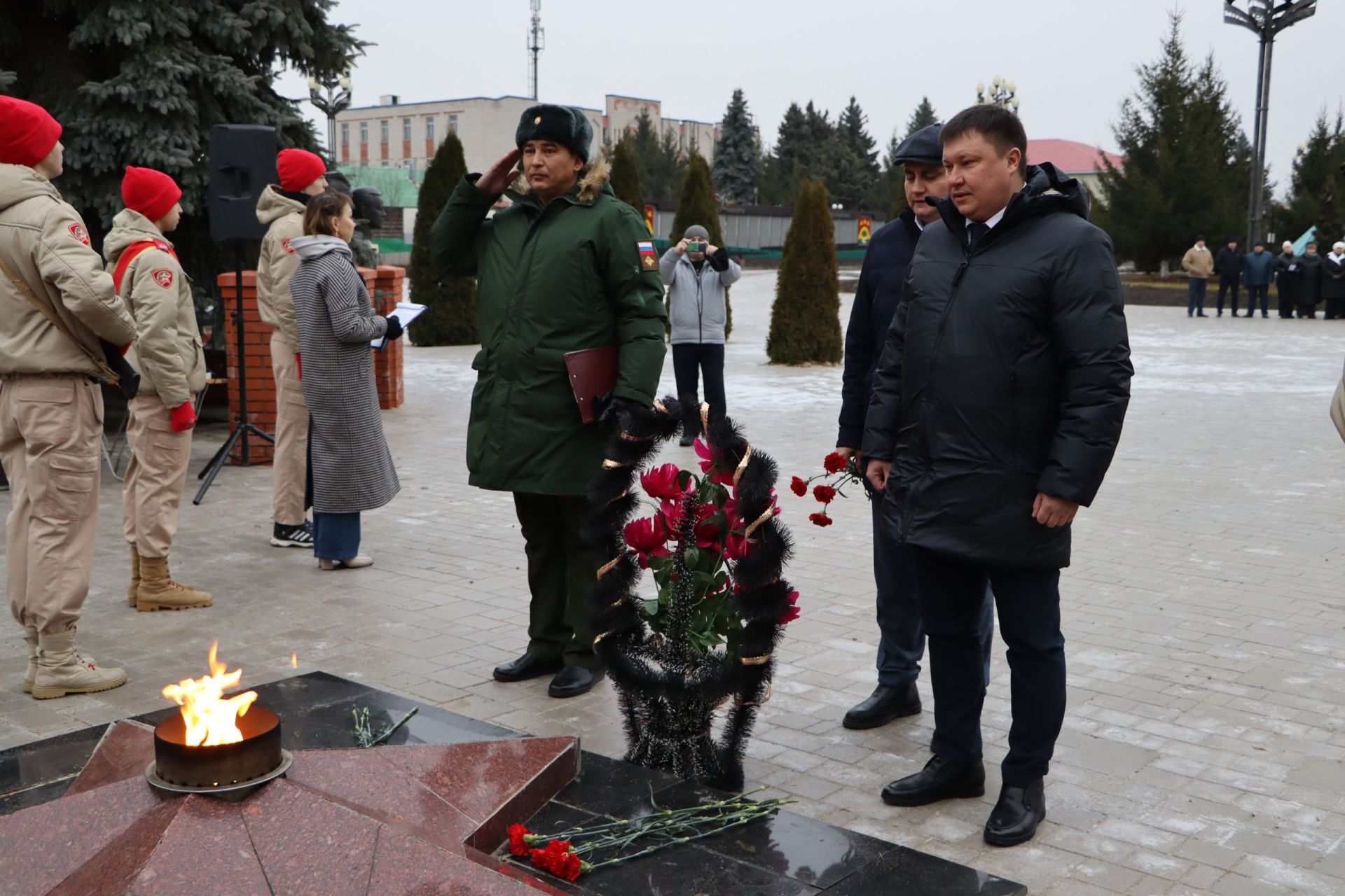 Апаста “Билгесез солдат” һәйкәленә чәчәкләр салдылар