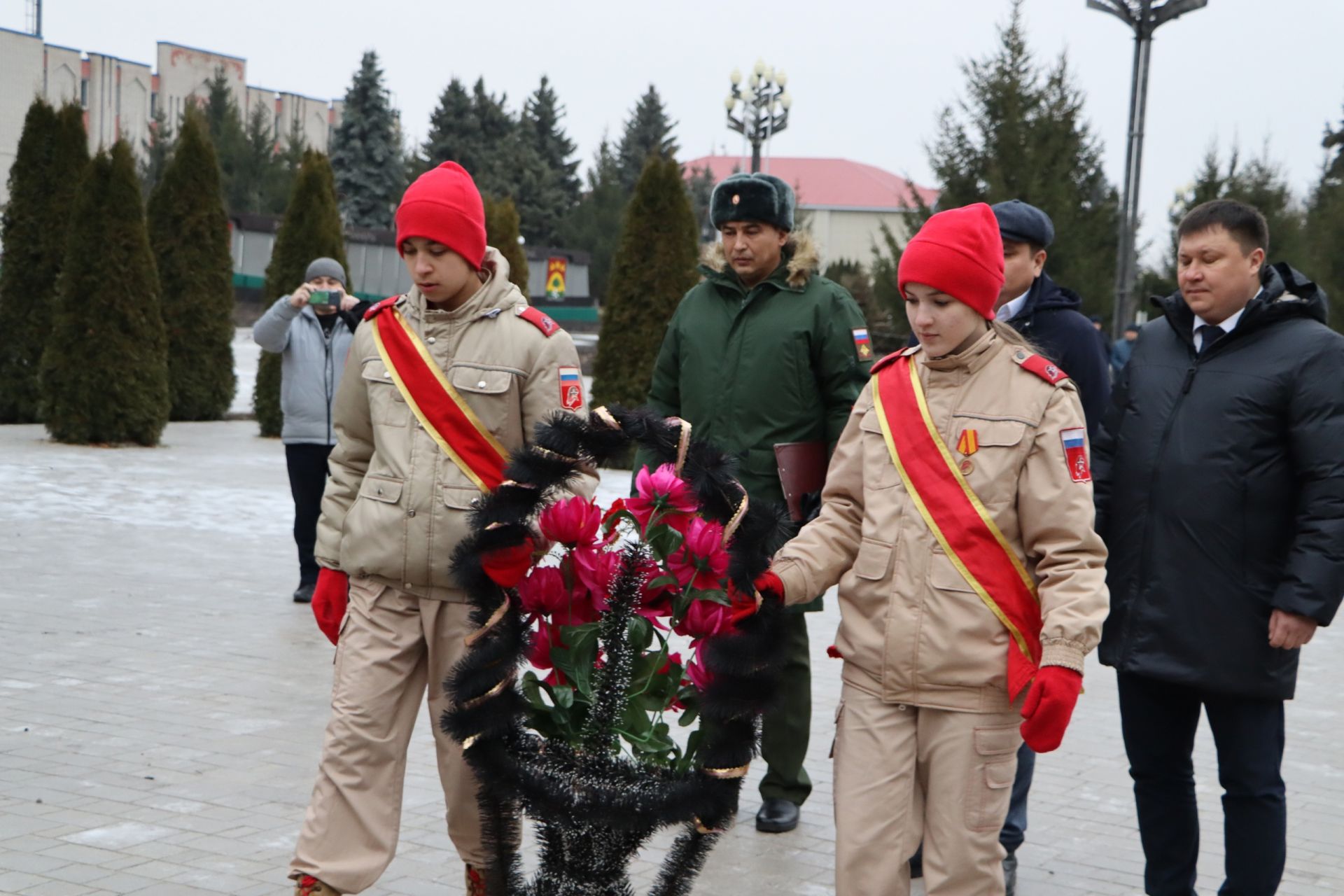 Апаста “Билгесез солдат” һәйкәленә чәчәкләр салдылар