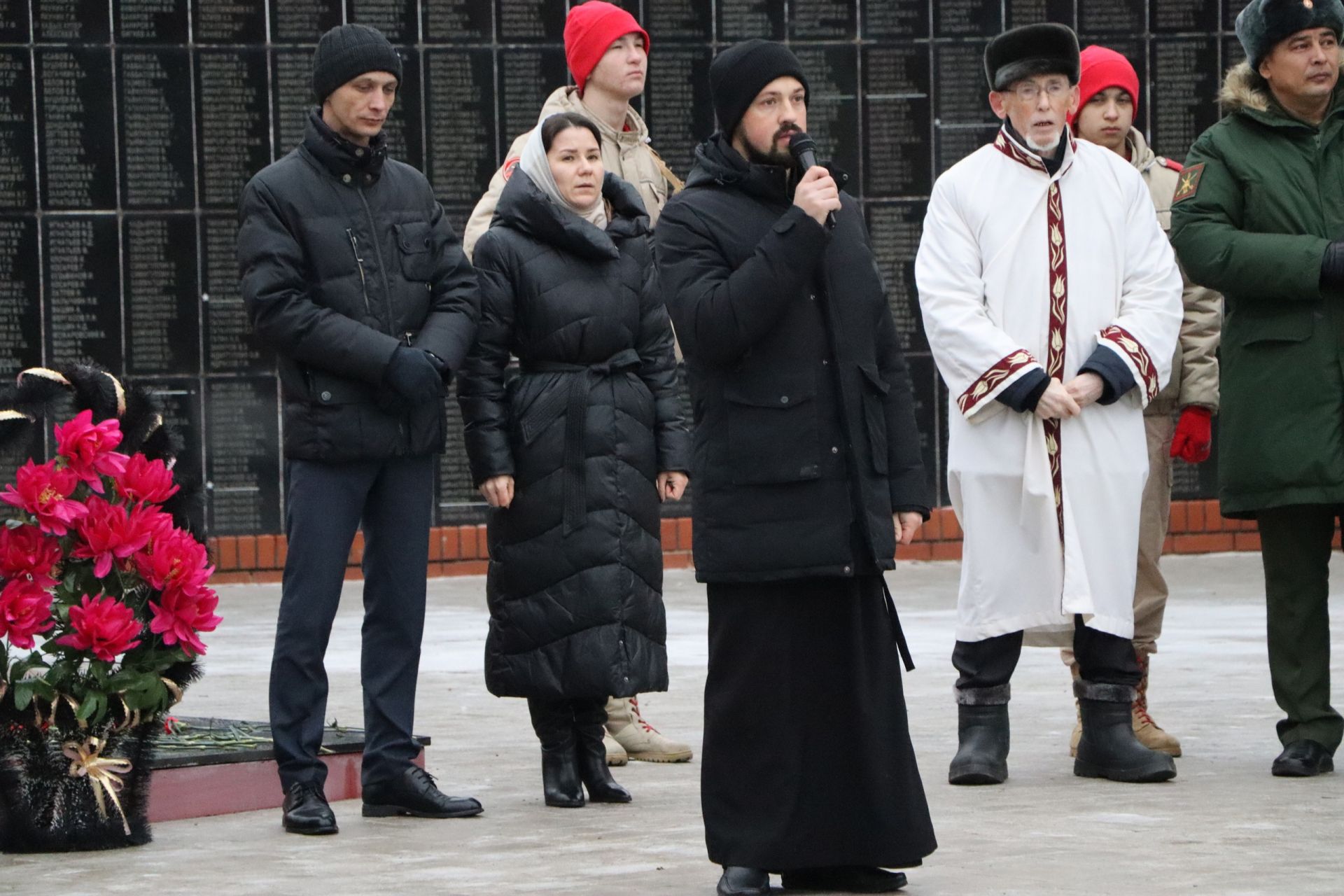 Апаста “Билгесез солдат” һәйкәленә чәчәкләр салдылар