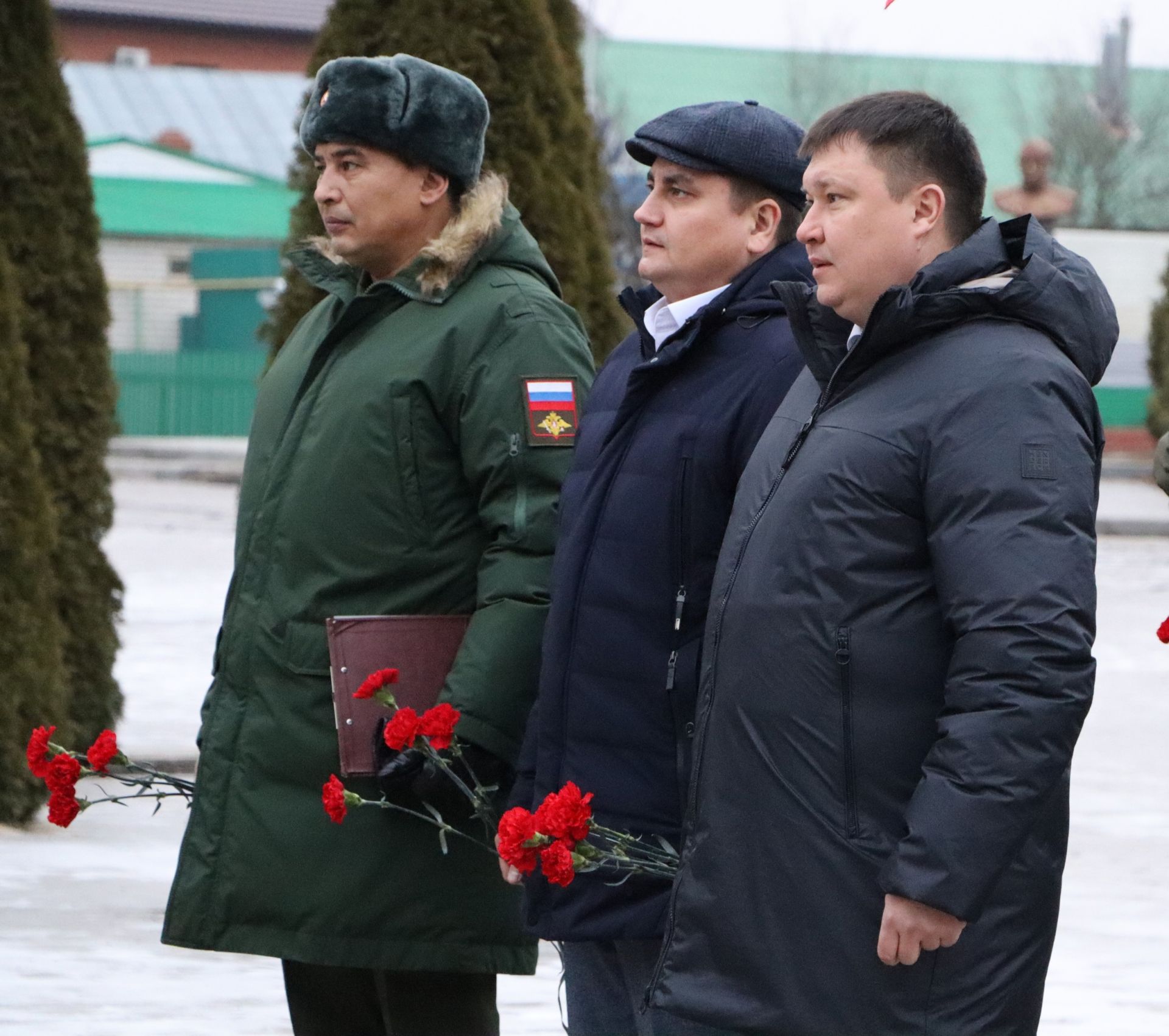 Апаста “Билгесез солдат” һәйкәленә чәчәкләр салдылар