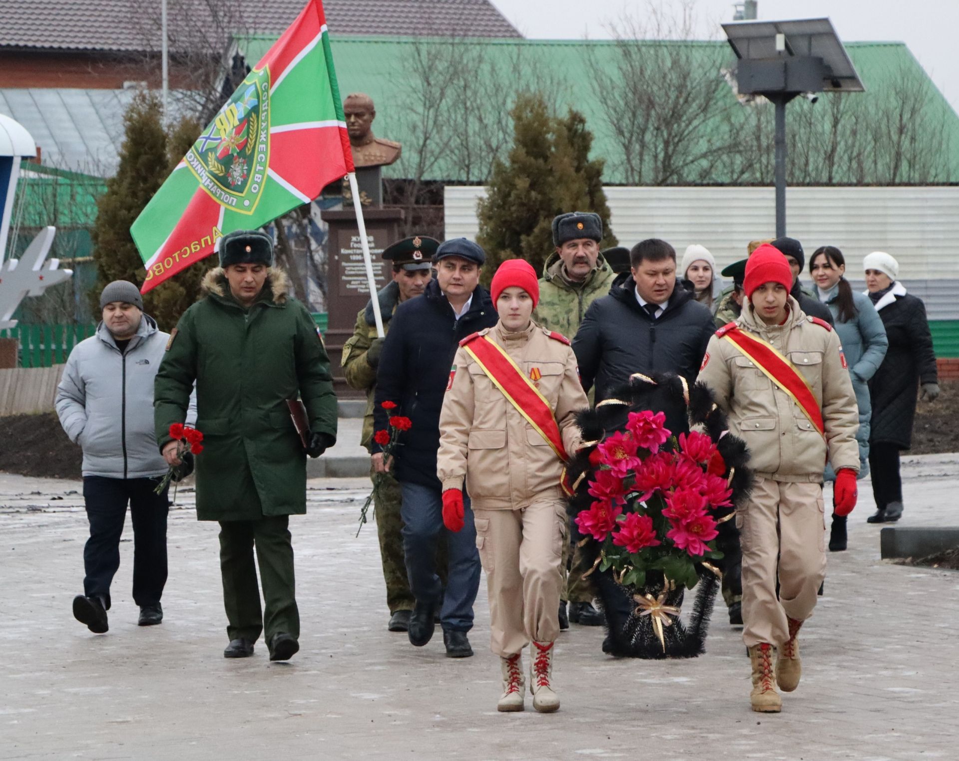 Апаста “Билгесез солдат” һәйкәленә чәчәкләр салдылар