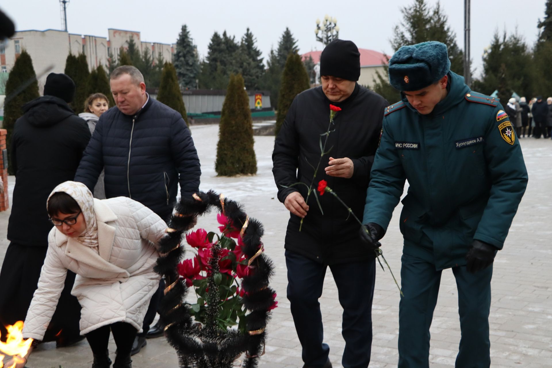 Апаста “Билгесез солдат” һәйкәленә чәчәкләр салдылар