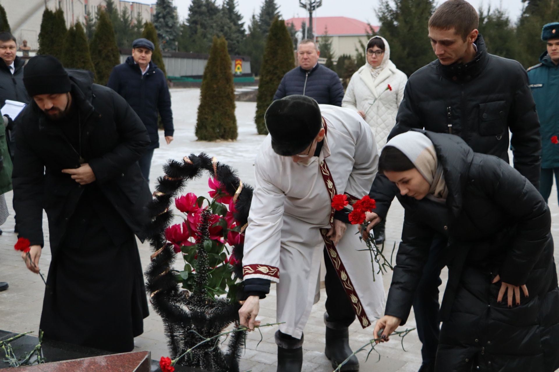 Апаста “Билгесез солдат” һәйкәленә чәчәкләр салдылар