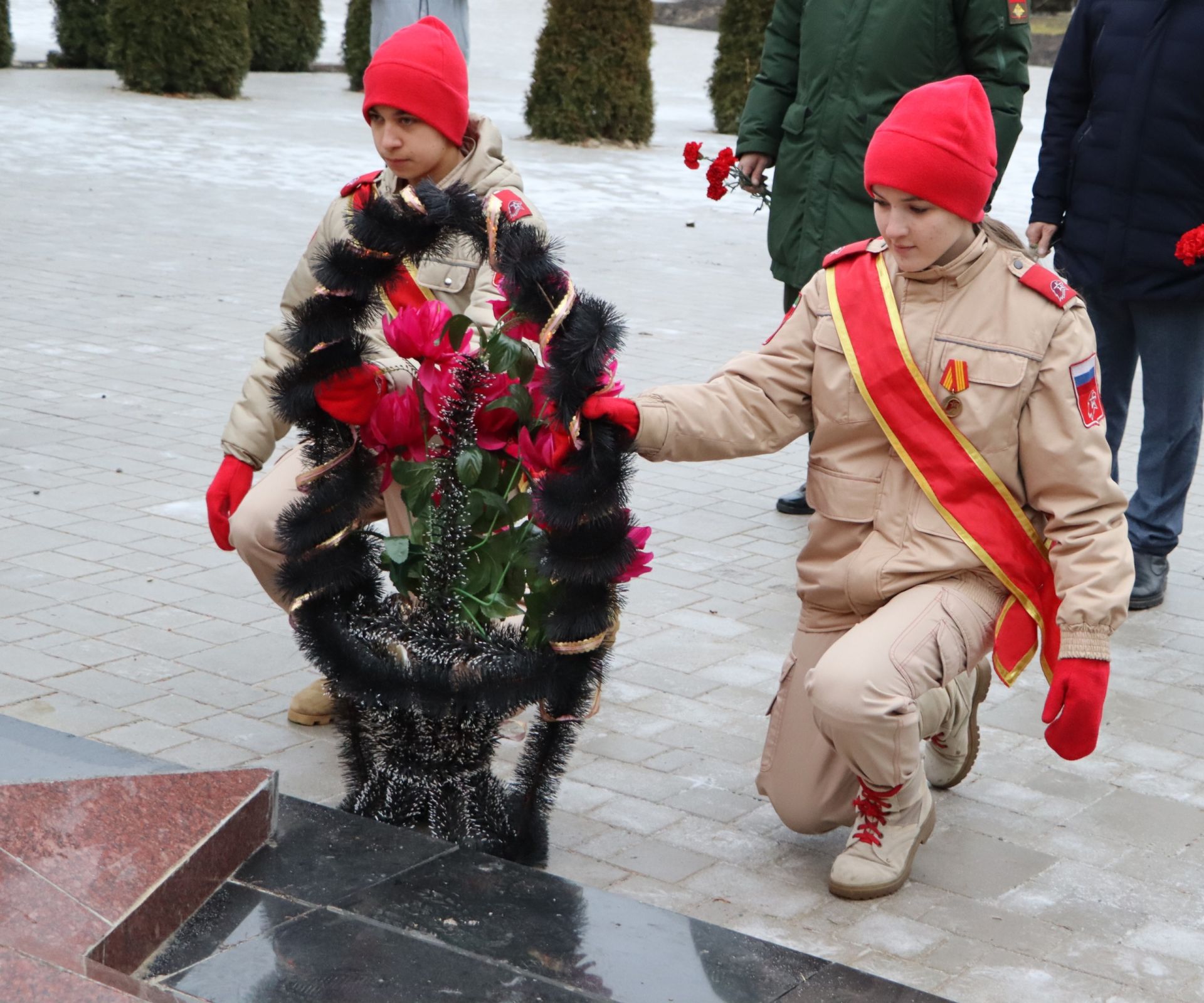 Апаста “Билгесез солдат” һәйкәленә чәчәкләр салдылар