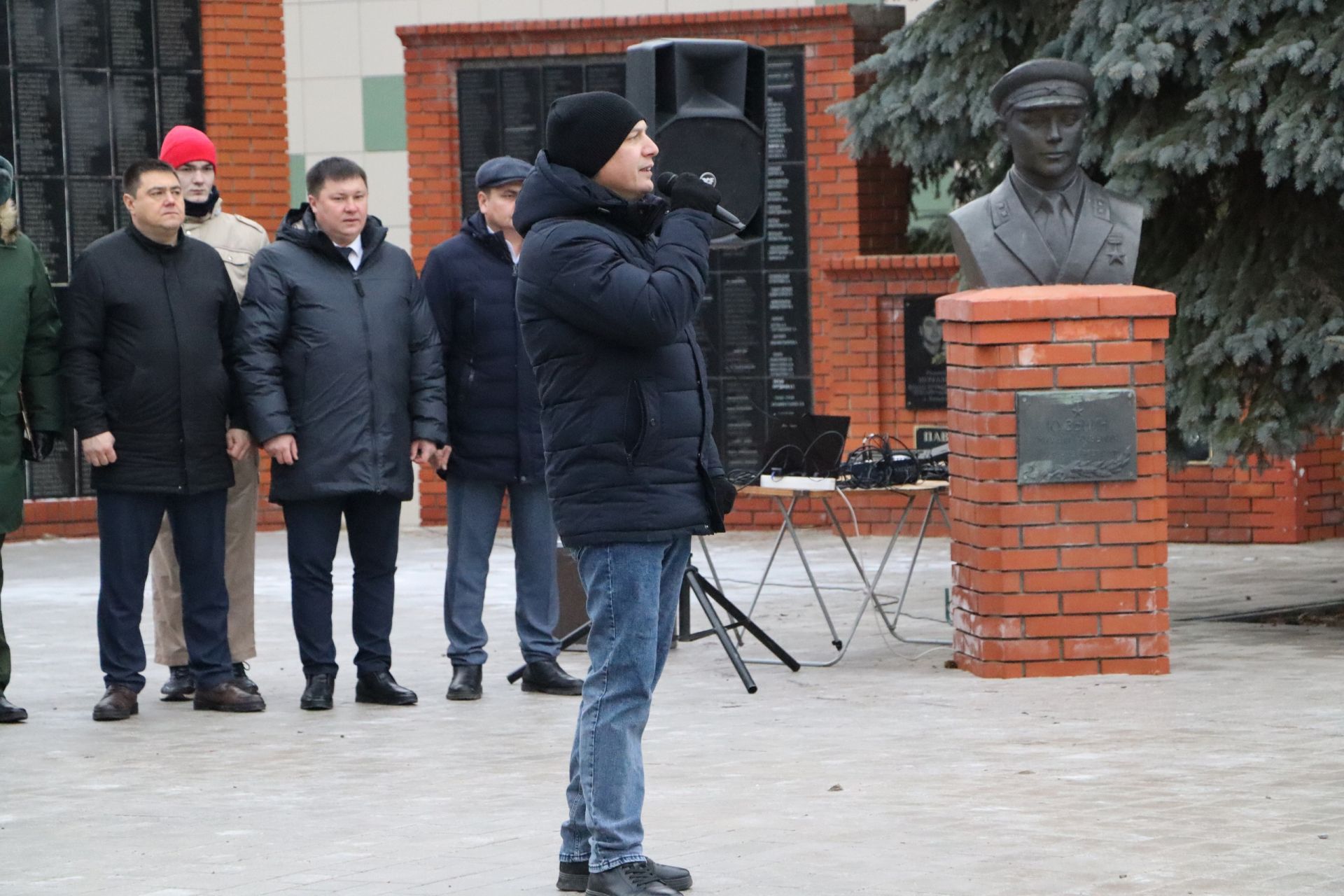 Апаста “Билгесез солдат” һәйкәленә чәчәкләр салдылар