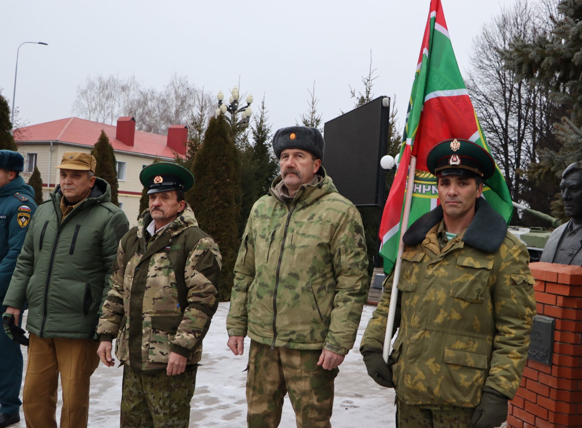 Апаста “Билгесез солдат” һәйкәленә чәчәкләр салдылар