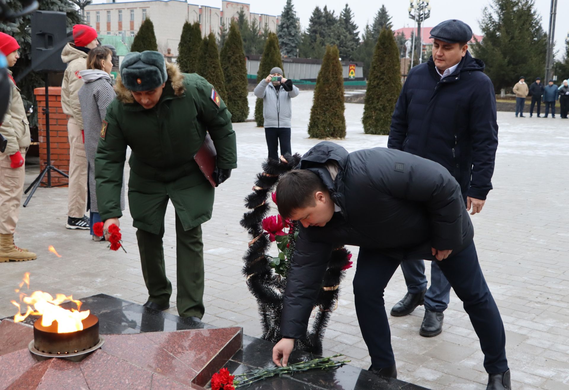 Апаста “Билгесез солдат” һәйкәленә чәчәкләр салдылар