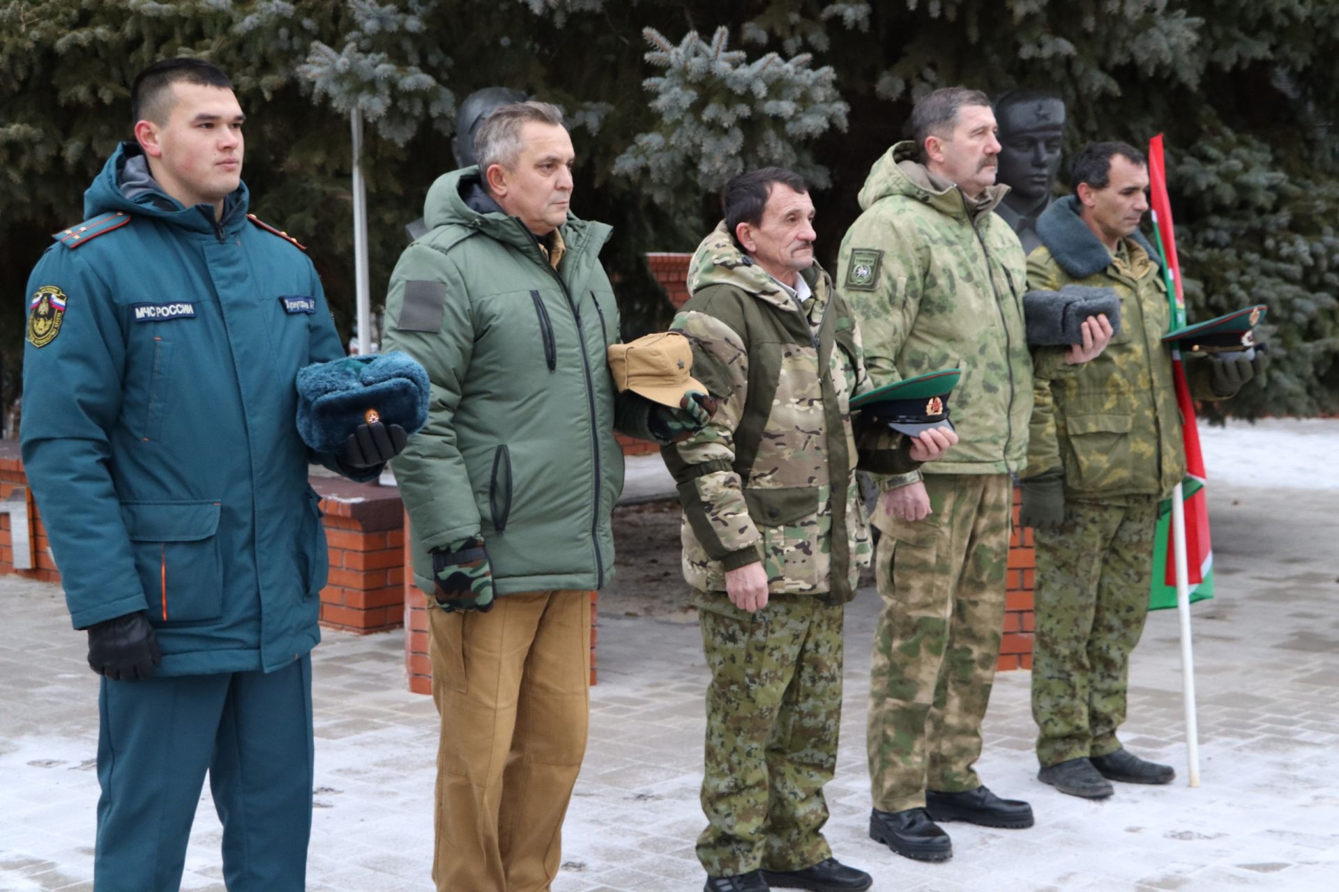 Апаста “Билгесез солдат” һәйкәленә чәчәкләр салдылар