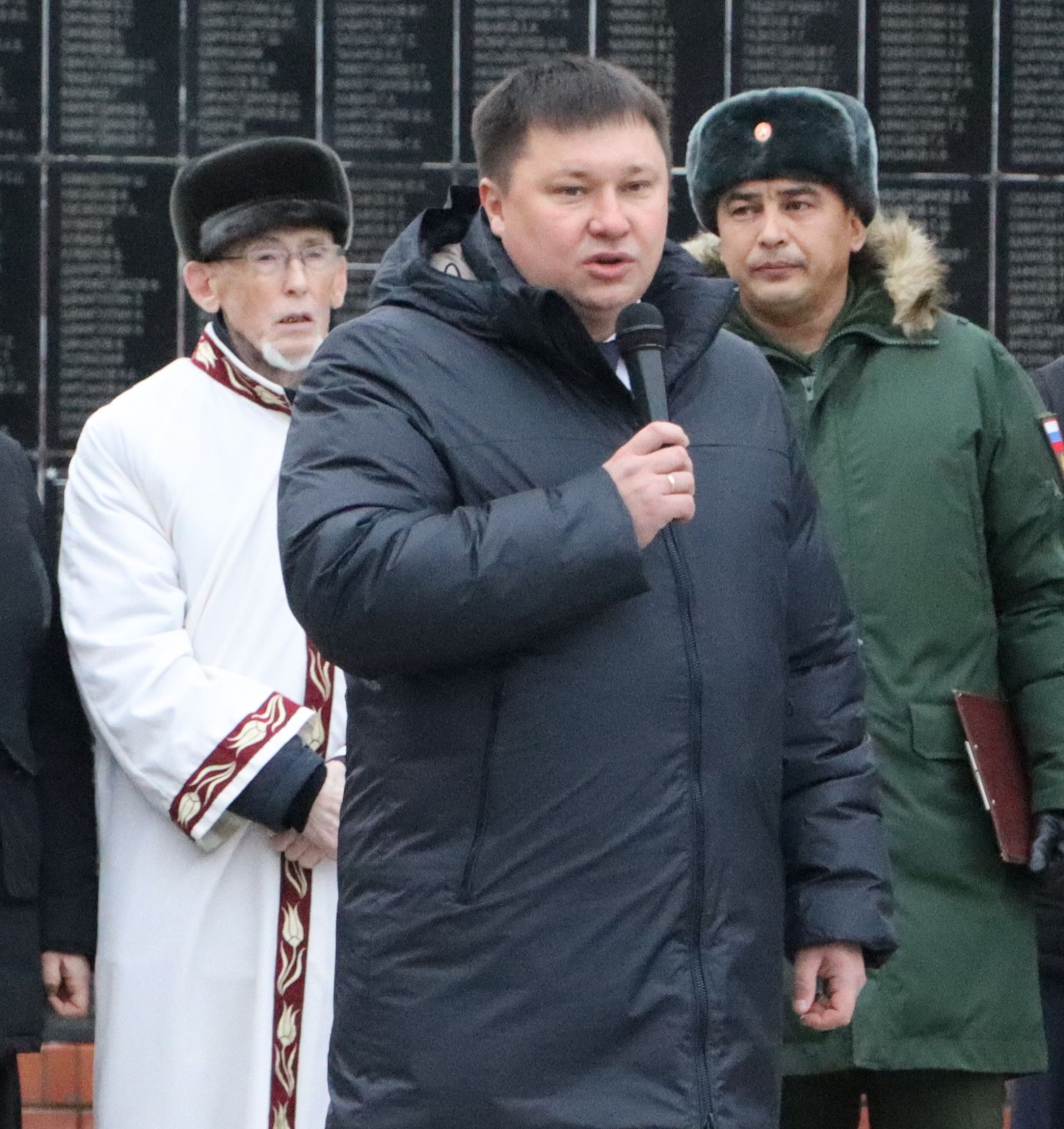 Апаста “Билгесез солдат” һәйкәленә чәчәкләр салдылар