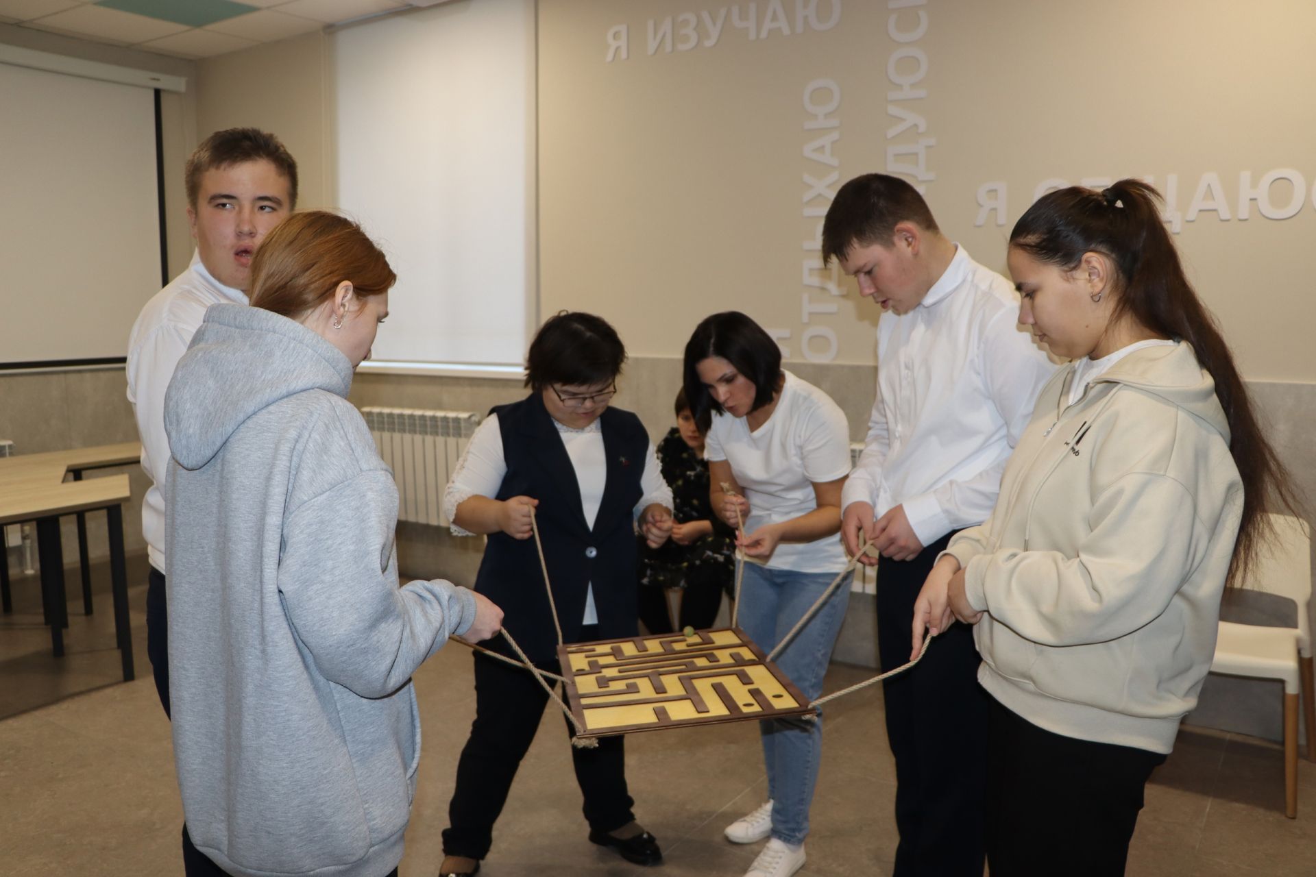 Апаста «Яшьлек» яшьләр үзәгендә балаларга шат кәеф бүләк иттеләр