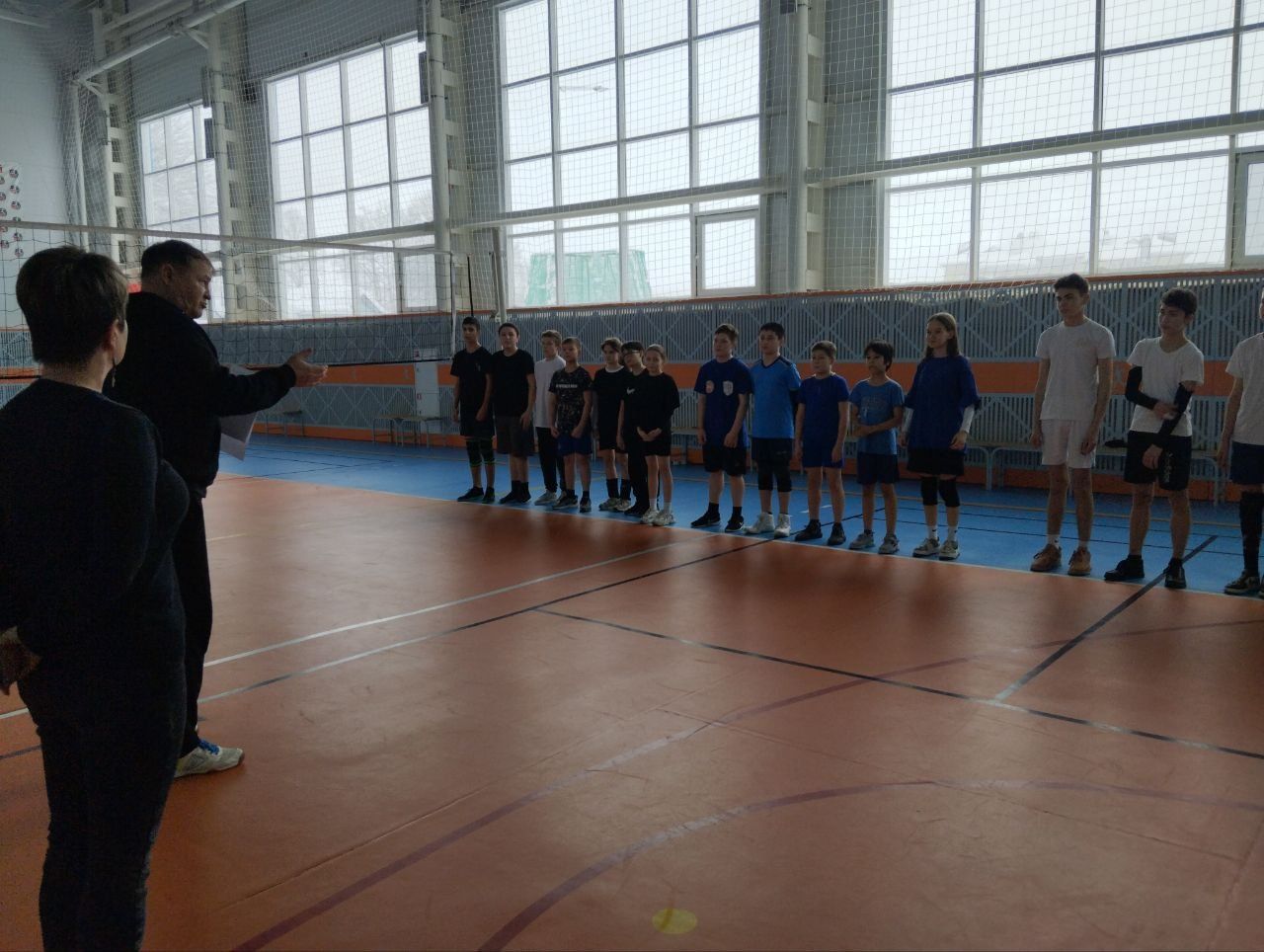 Апасның универсаль спорт залында Гаилә елы уңаеннан волейбол уеннары узды