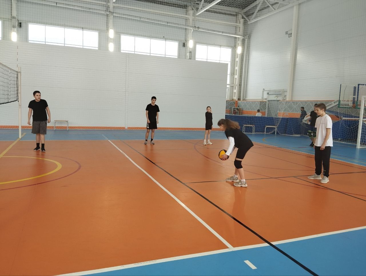 Апасның универсаль спорт залында Гаилә елы уңаеннан волейбол уеннары узды