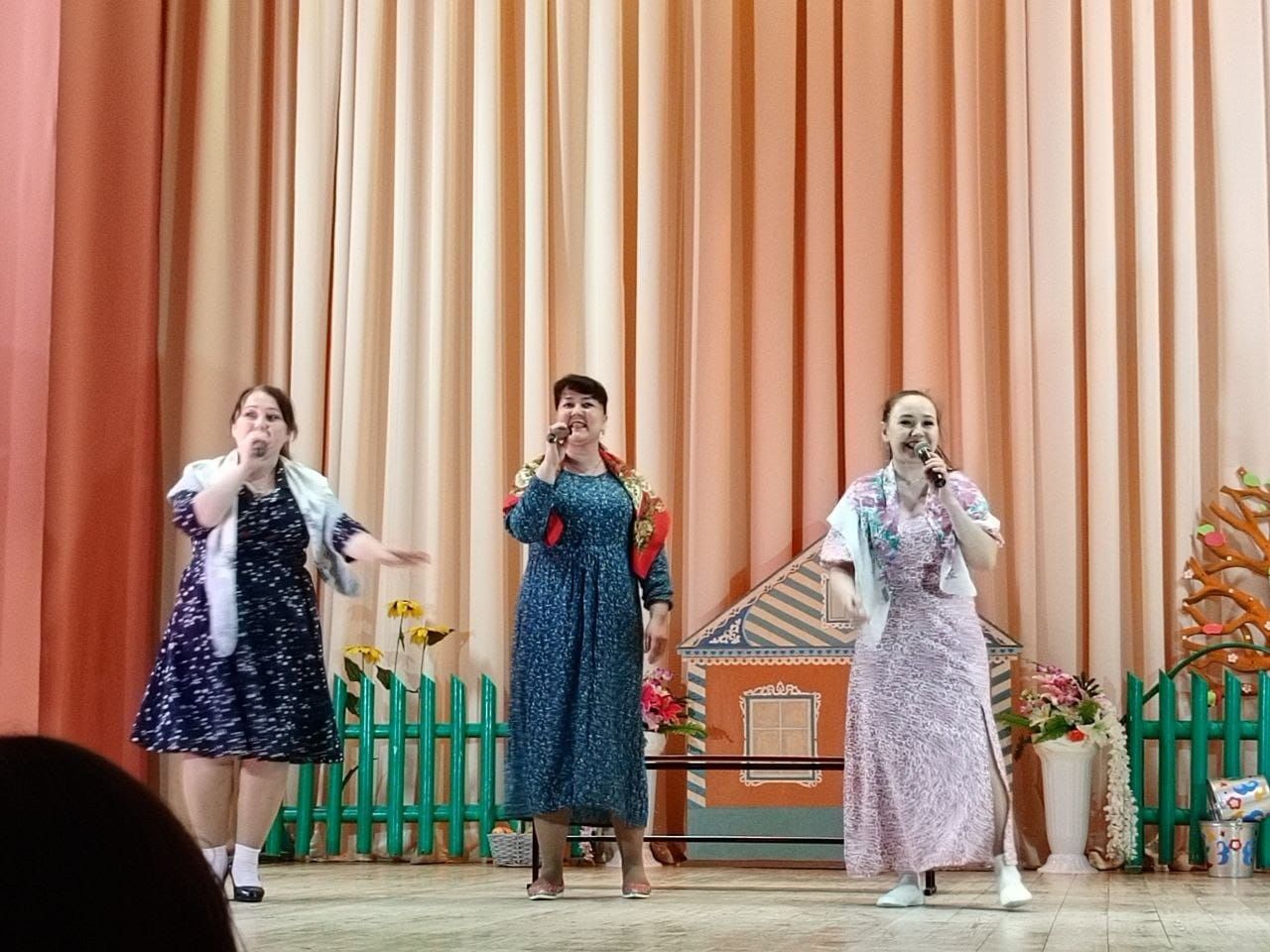Каратун мәдәният йортында хатын-кызлар сәхнә гөрләткән