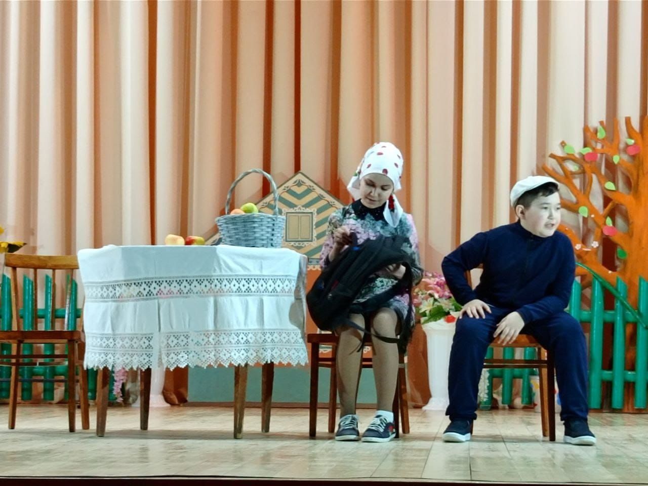 Каратун мәдәният йортында хатын-кызлар сәхнә гөрләткән