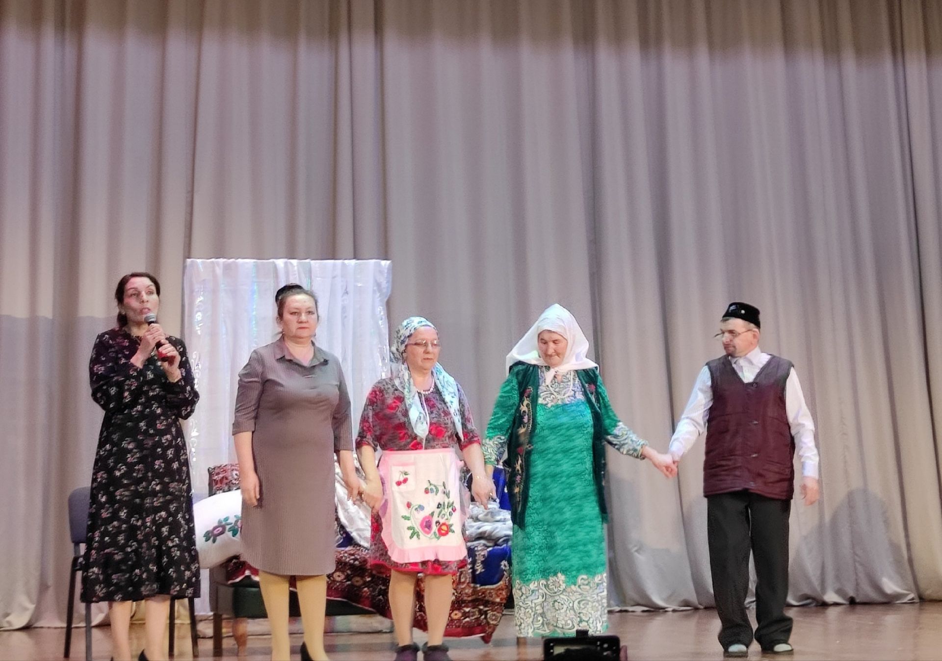 Борнаш халык театры уйландырды, елатты