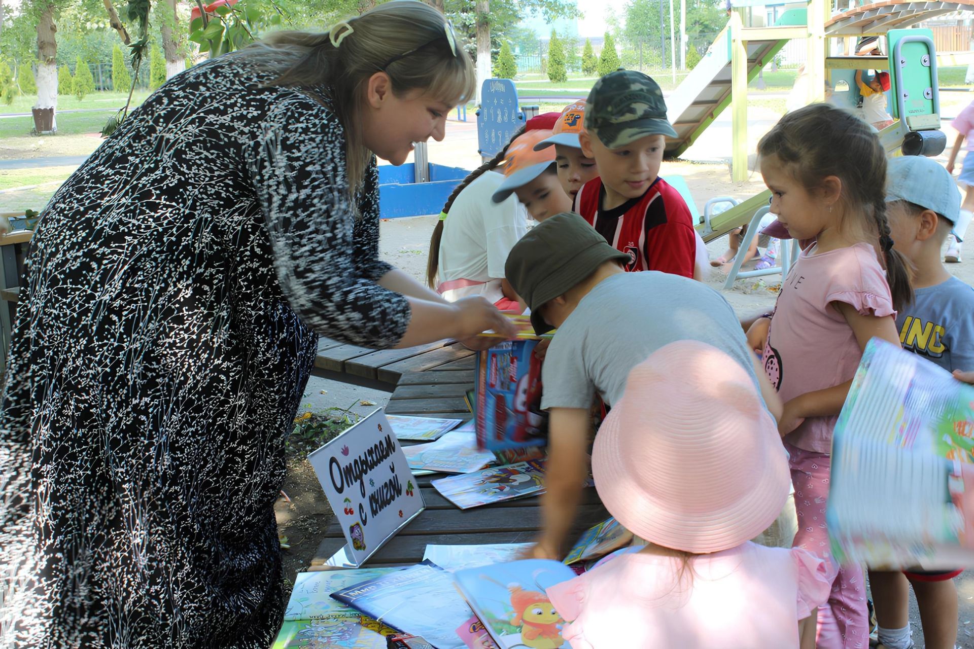 “С книжкой на скамейке”