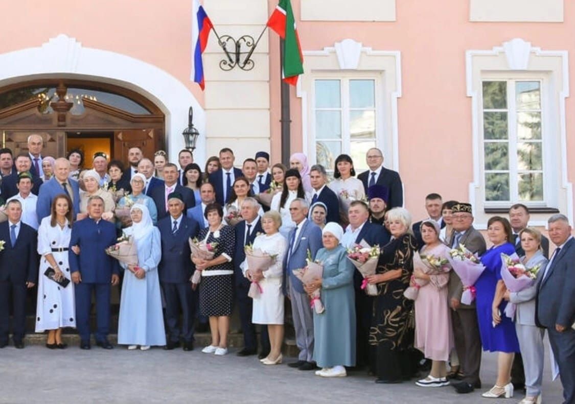 Апастан Ногмановлар гаиләсе Татарстан Республикасы Рәисе белән очрашты