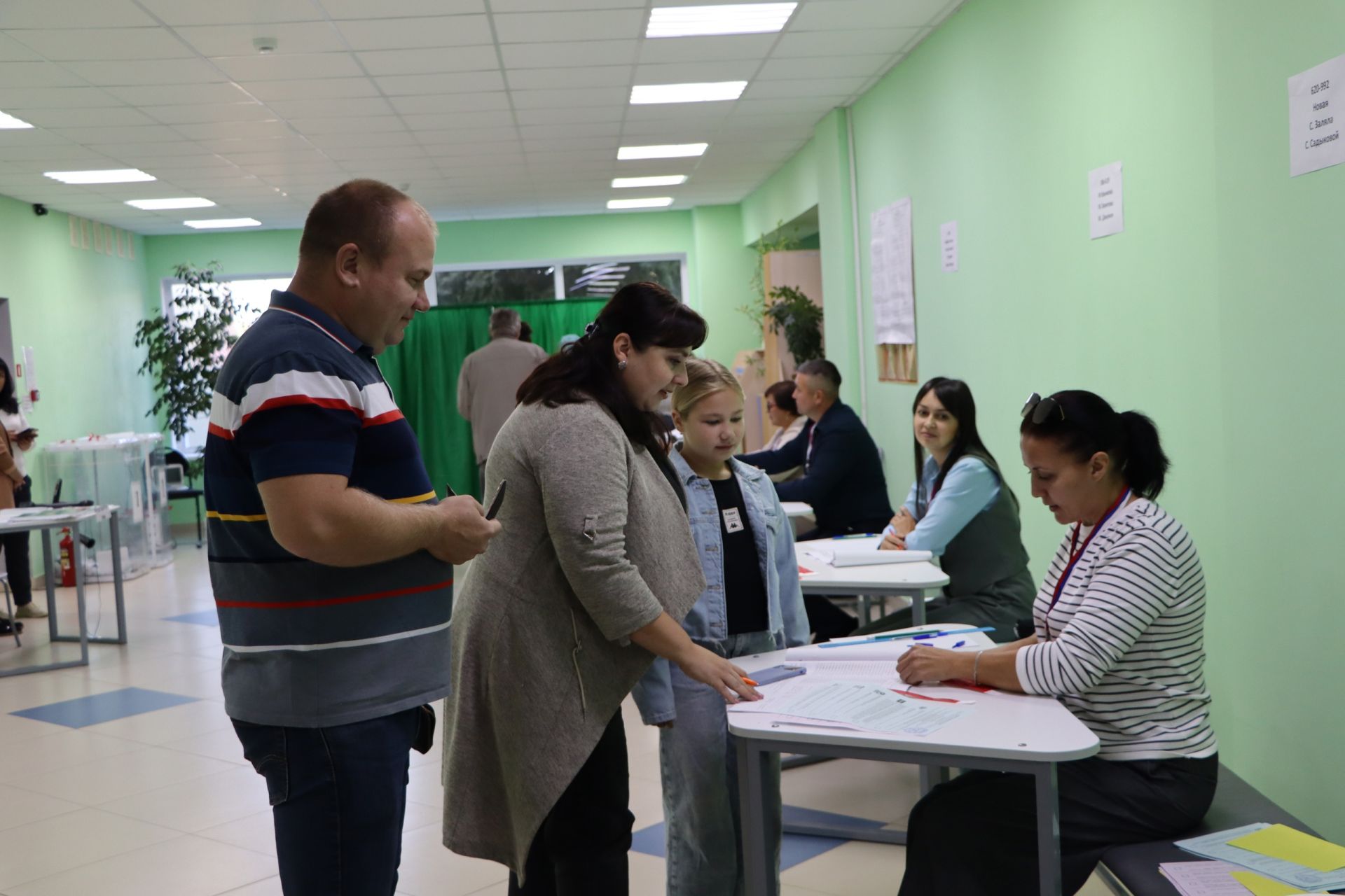 Апастан Ромачковлар сайлауга гаилә белән килде