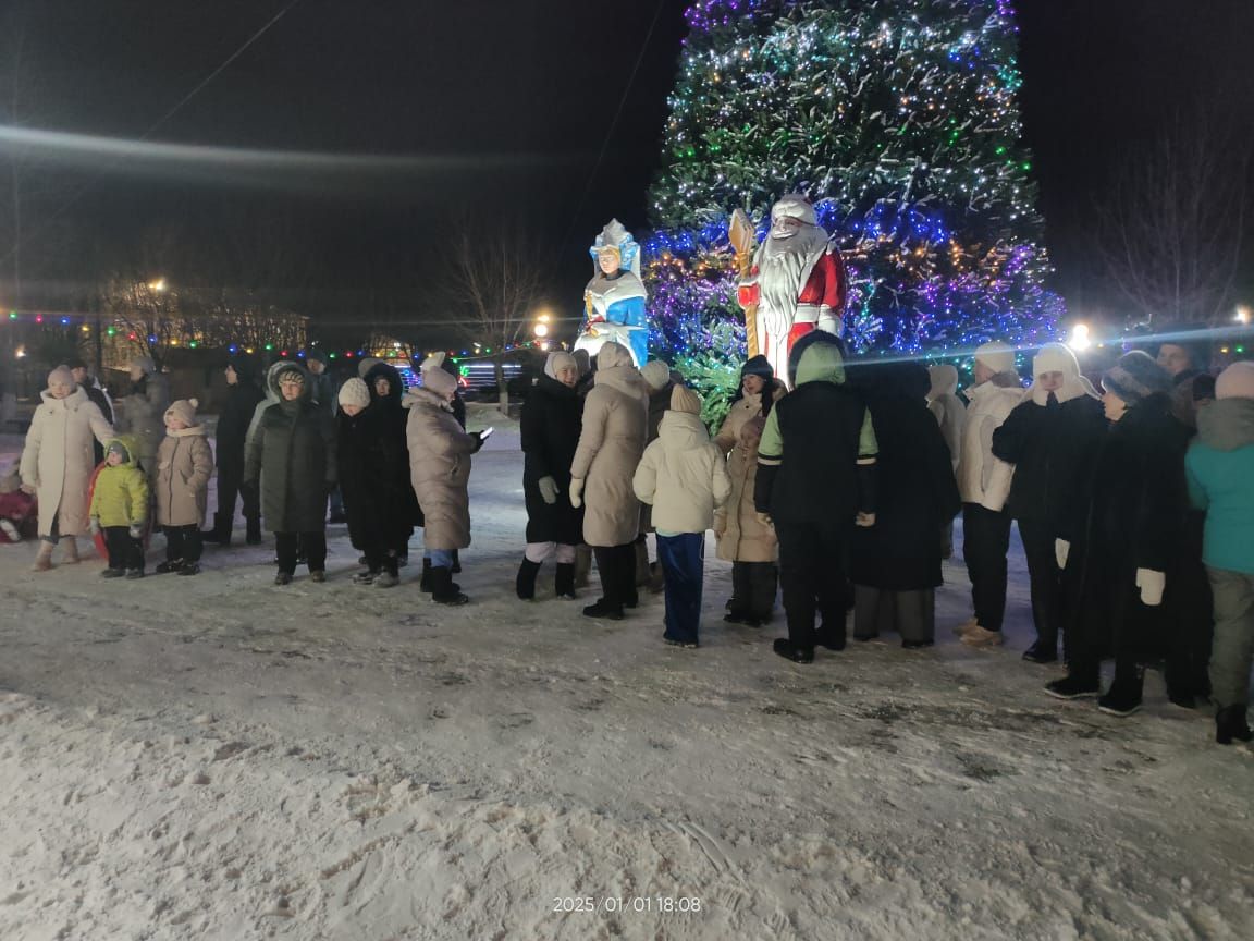 Апаста Үзәк чыршы тирәсендә күңел ачулар дәвам итә