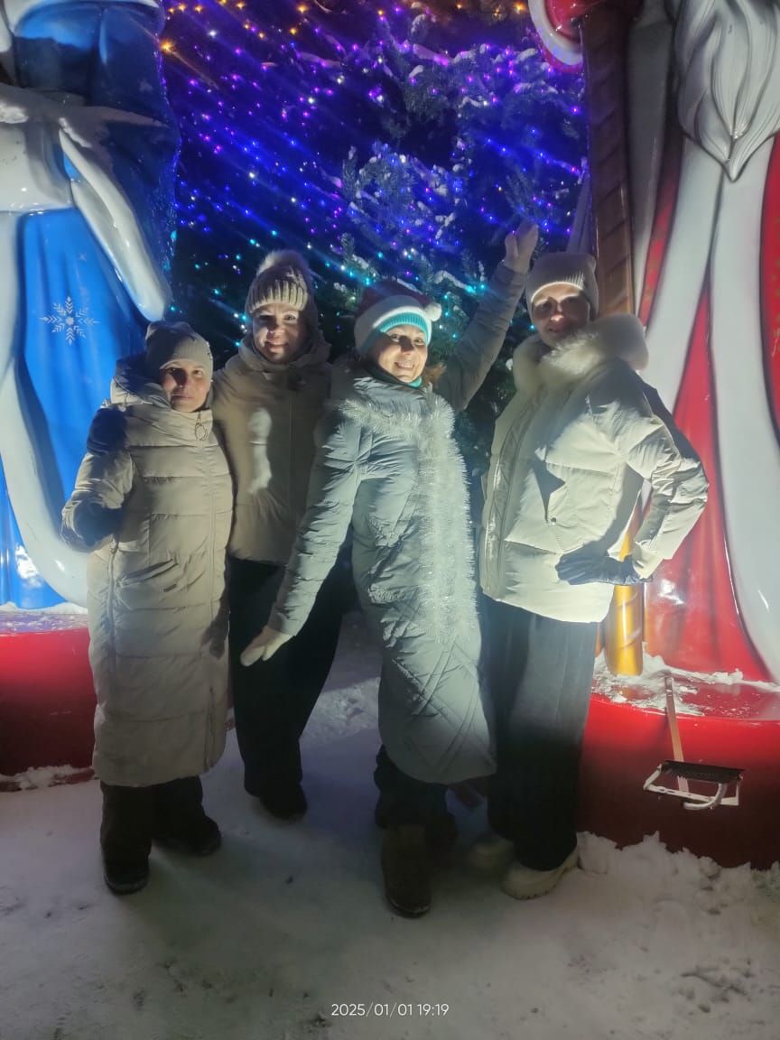 Апаста Үзәк чыршы тирәсендә күңел ачулар дәвам итә