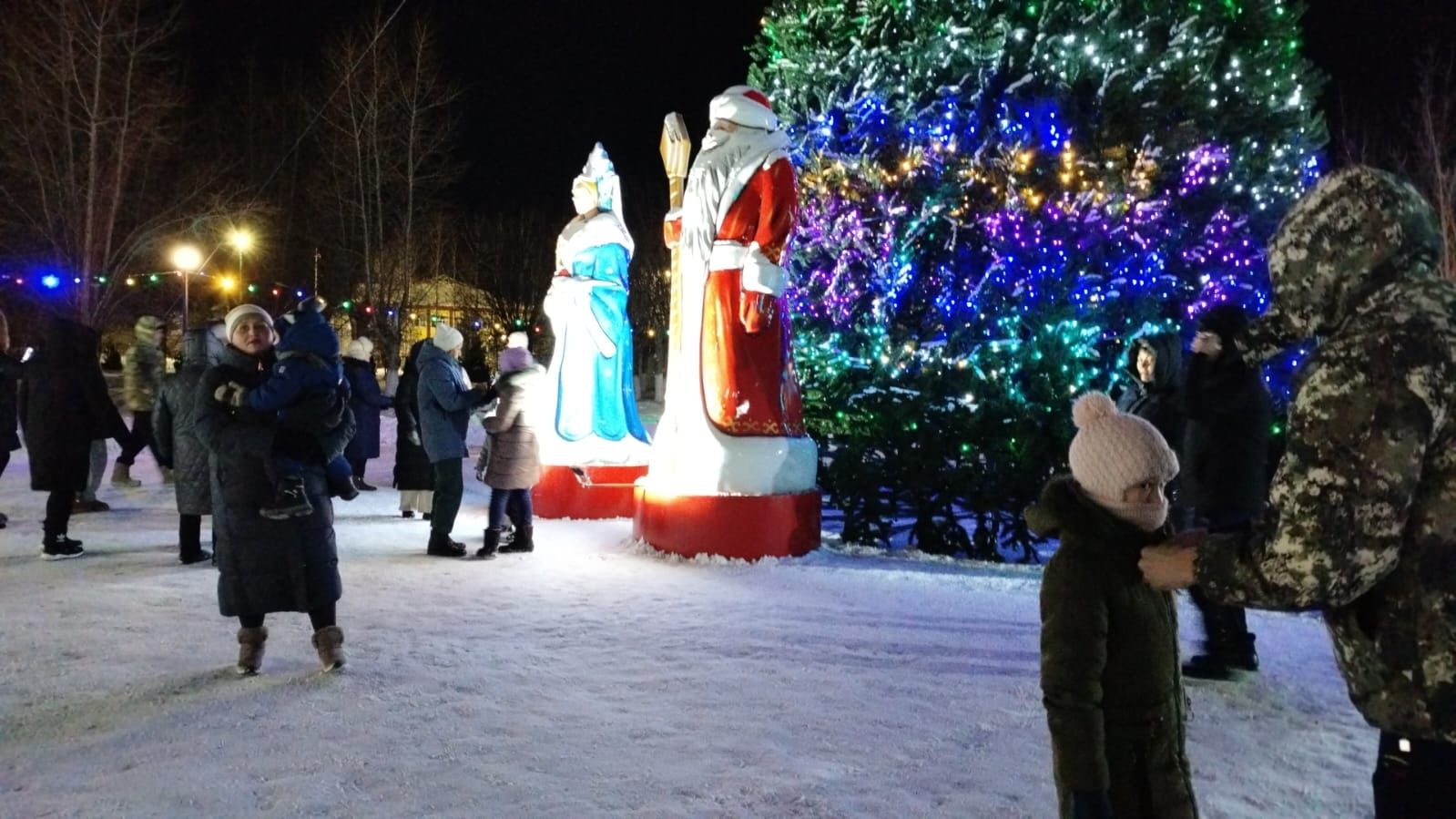 Апаста Үзәк чыршы тирәсендә күңел ачулар дәвам итә