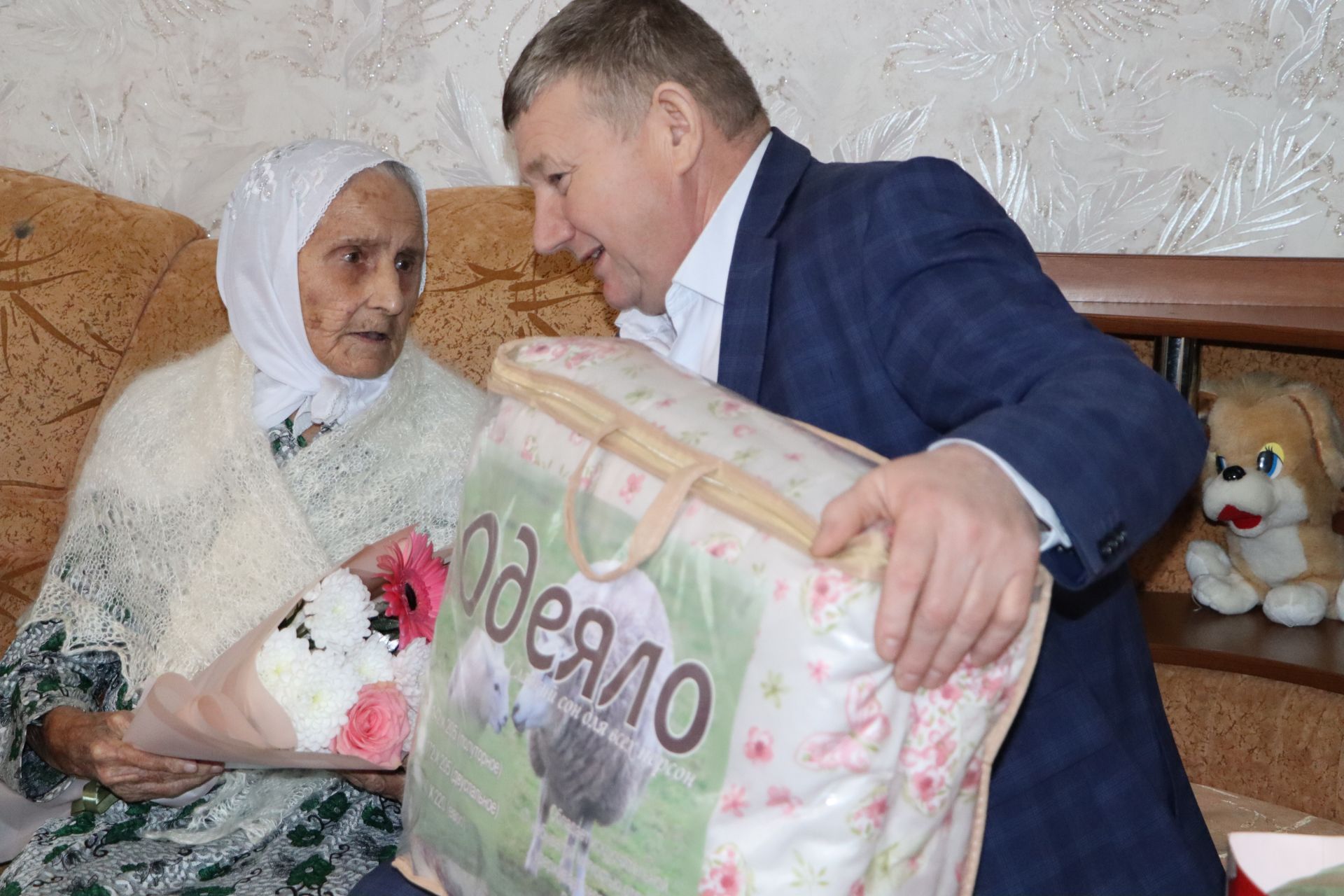 Заготзерно бистәсендә яшәүче Дания әби Гатауллина Ил башлыгының Котлау хатын алды
