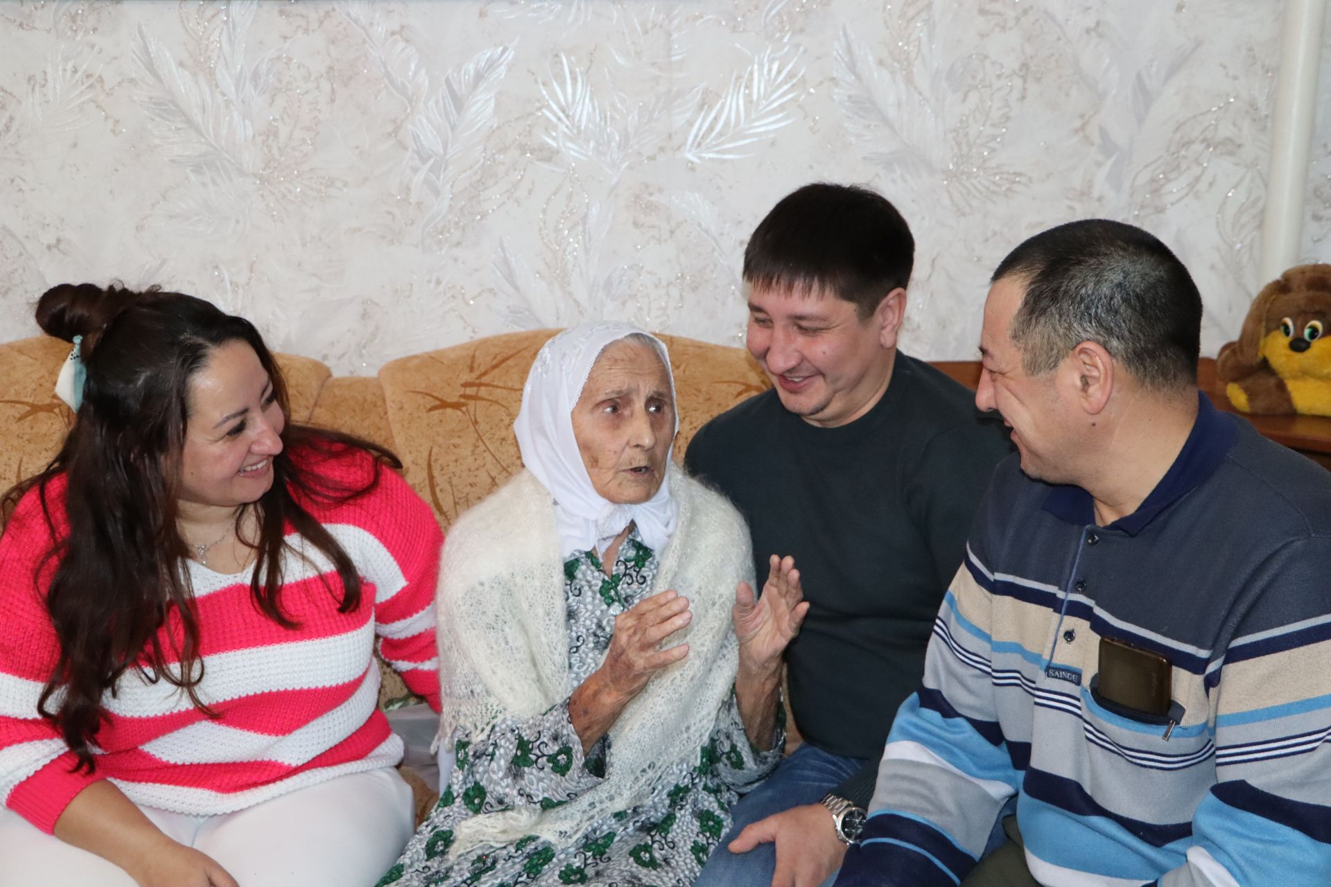 Заготзерно бистәсендә яшәүче Дания әби Гатауллина Ил башлыгының Котлау хатын алды