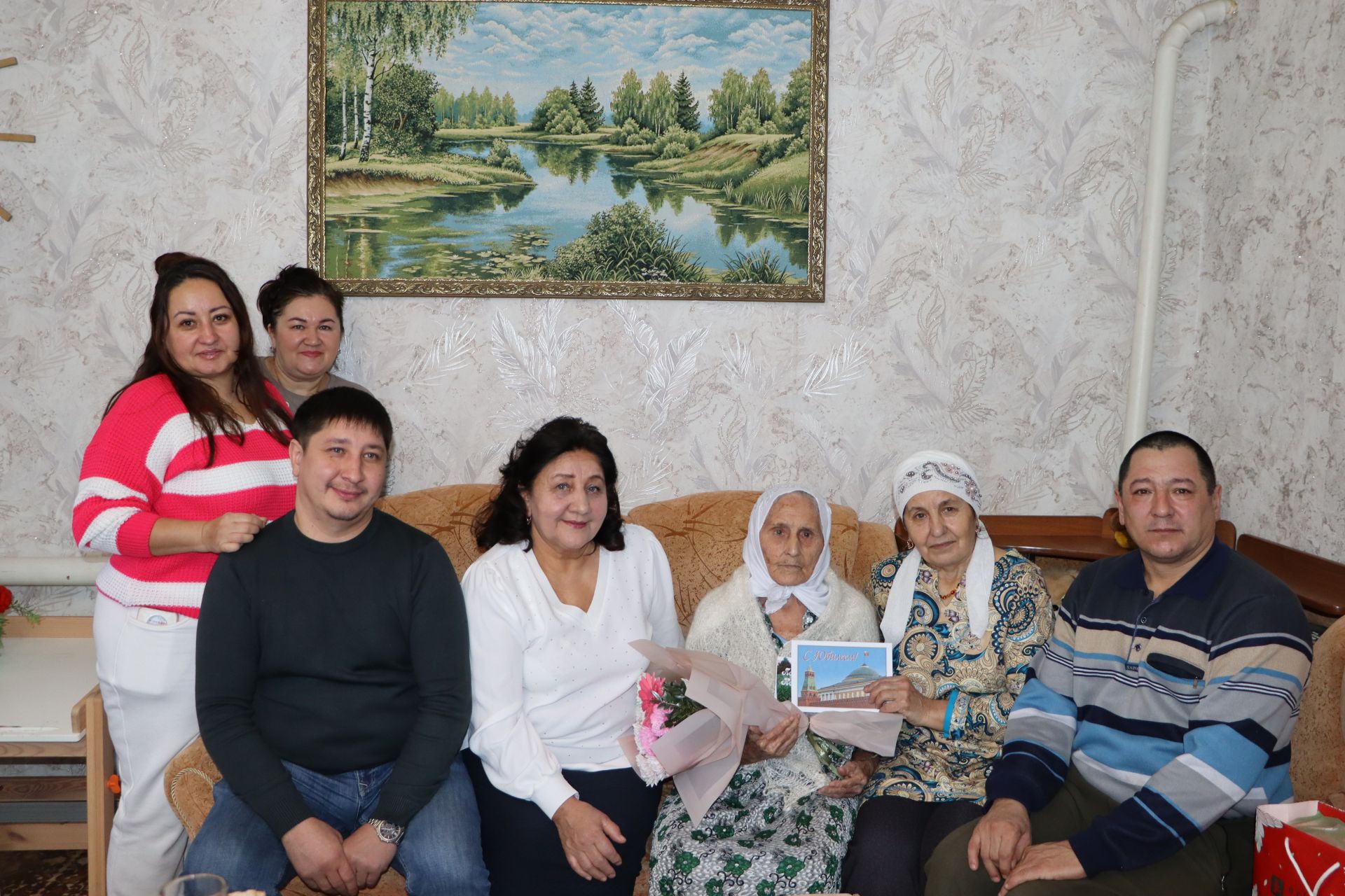 Заготзерно бистәсендә яшәүче Дания әби Гатауллина Ил башлыгының Котлау хатын алды
