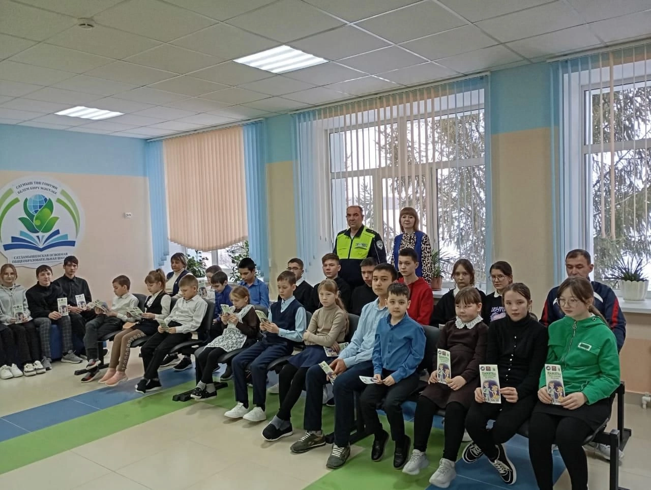 Сатмыш укучылары юл сакчылары белән очрашты