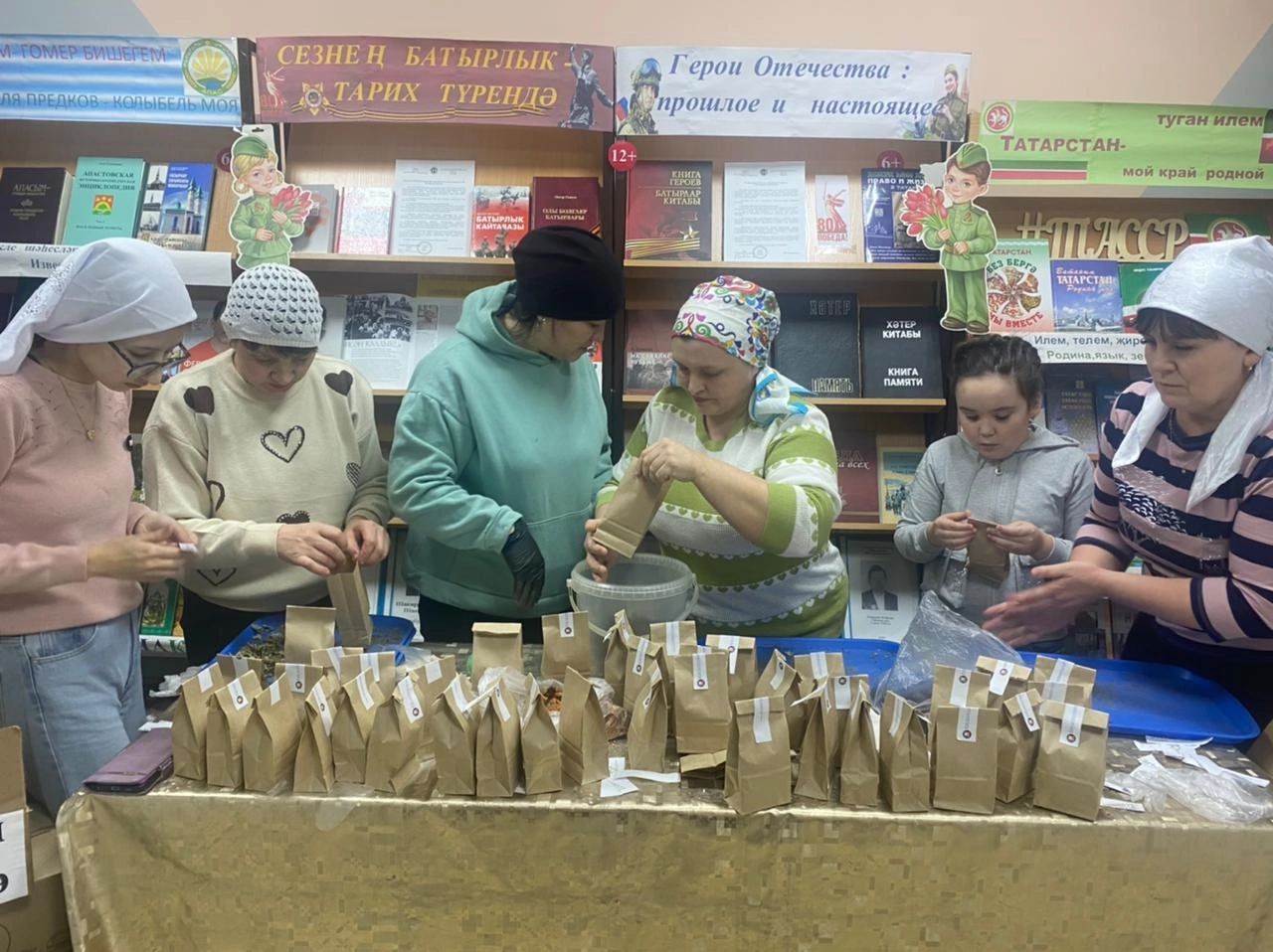 Кече Болгаер китапханәсендә хәрбиләр өчен чәйләр ясадылар