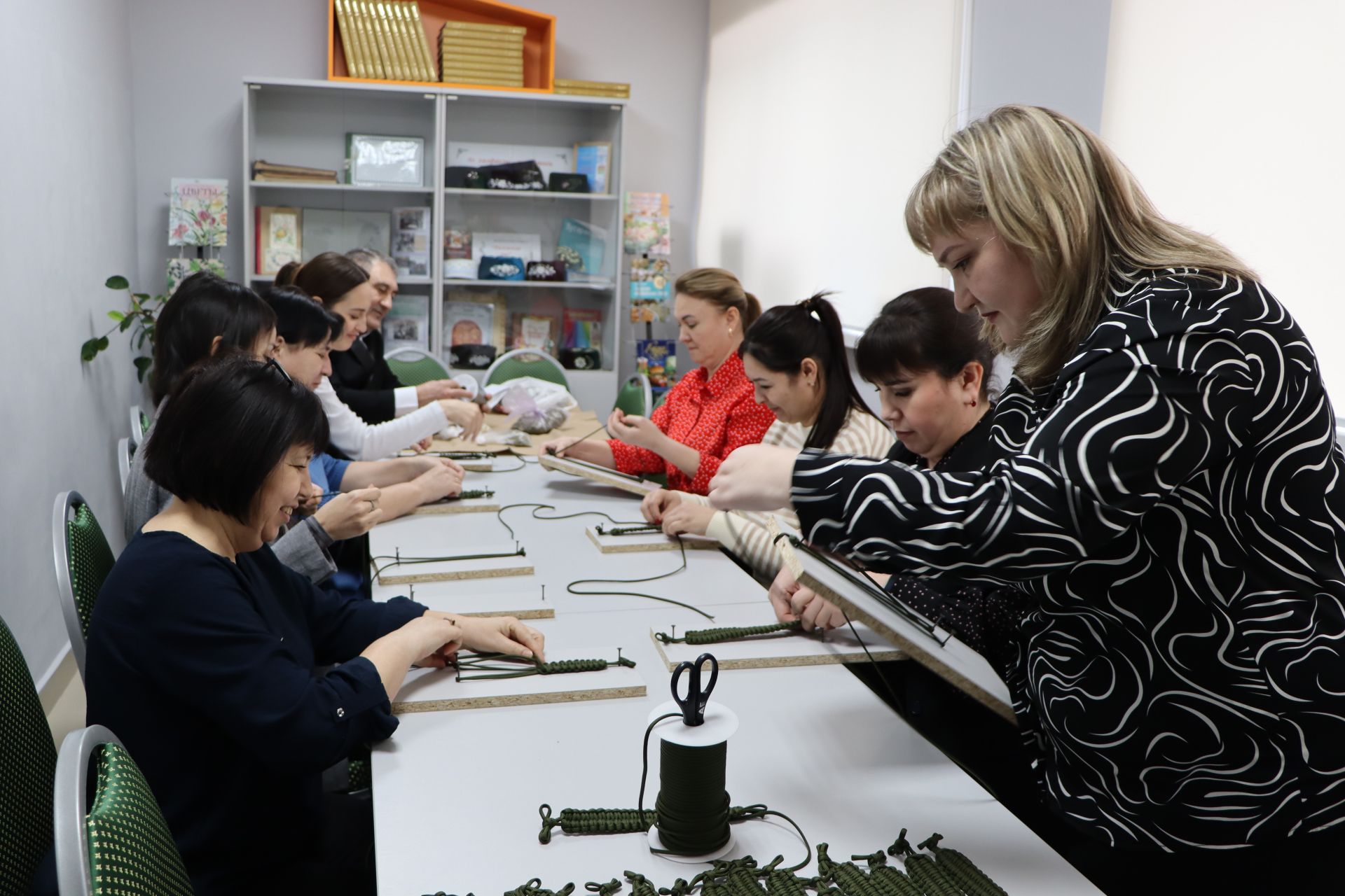 Апас үзәк китапханәсендә хәрбиләр өчен беләзекләр үрәләр