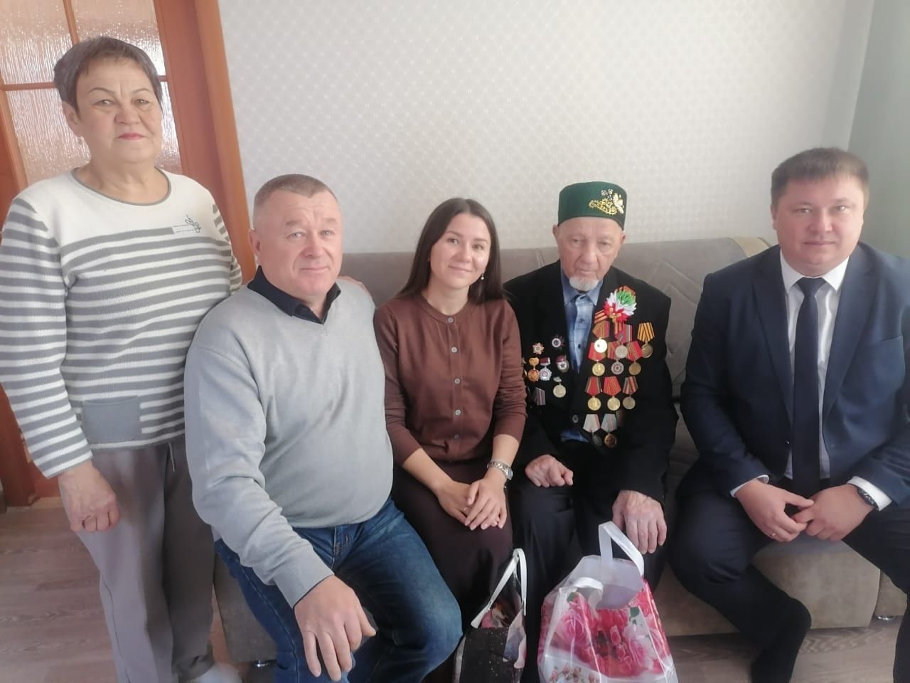 Район җитәкчелеге сугыш ветераны Хәйретдин Сәлаховны Өлкәннәр көне белән тәбрик итте