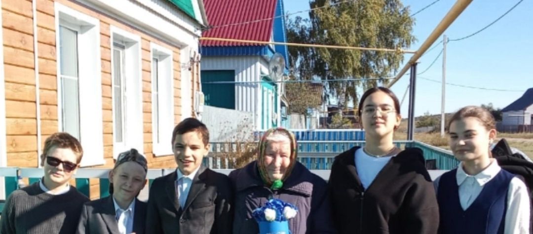 Ученики Бишевской школы поздравили ветеранов-педагогов с Днём пожилого человека и с Днем учителя!