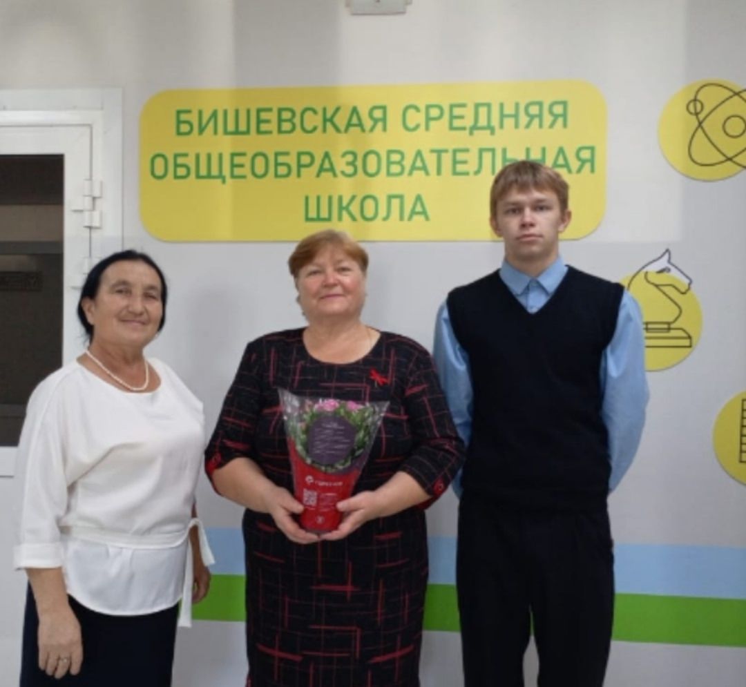 Ученики Бишевской школы поздравили ветеранов-педагогов с Днём пожилого человека и с Днем учителя!
