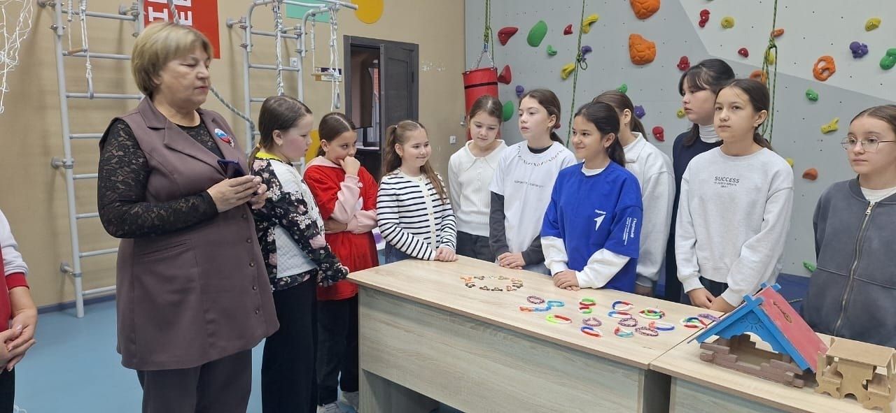 Подростковый клуб «Алга» на некоторое время превратился в  мастерскую народных ремёсел и полезных дел