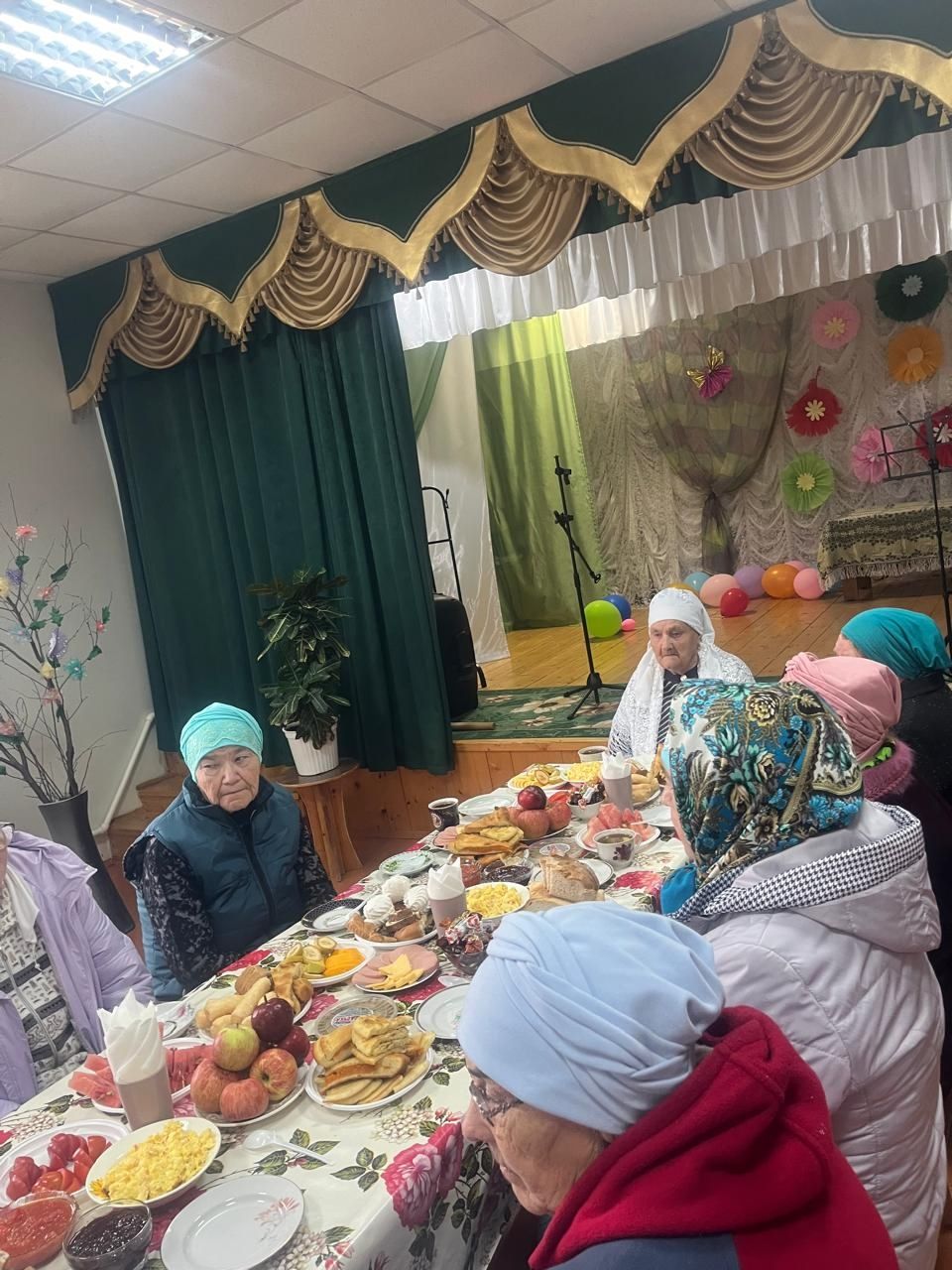 Иске Әнәле клубында хәрбиләрнең әниләре һәм өлкәннәр хөрмәтләнде