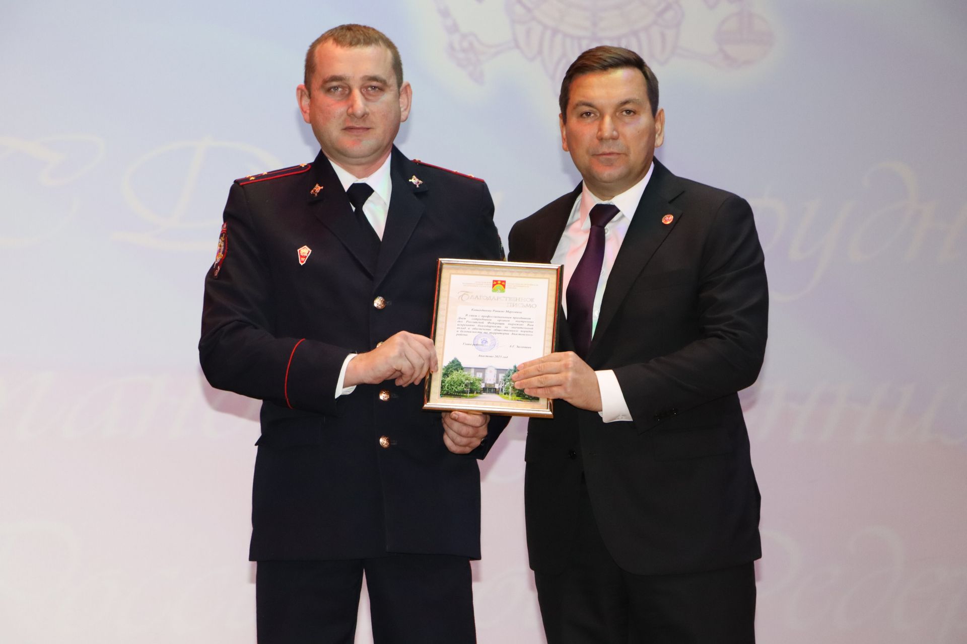 Апаста район эчке эшләр бүлеге хезмәткәрләрен хөрмәтләделәр