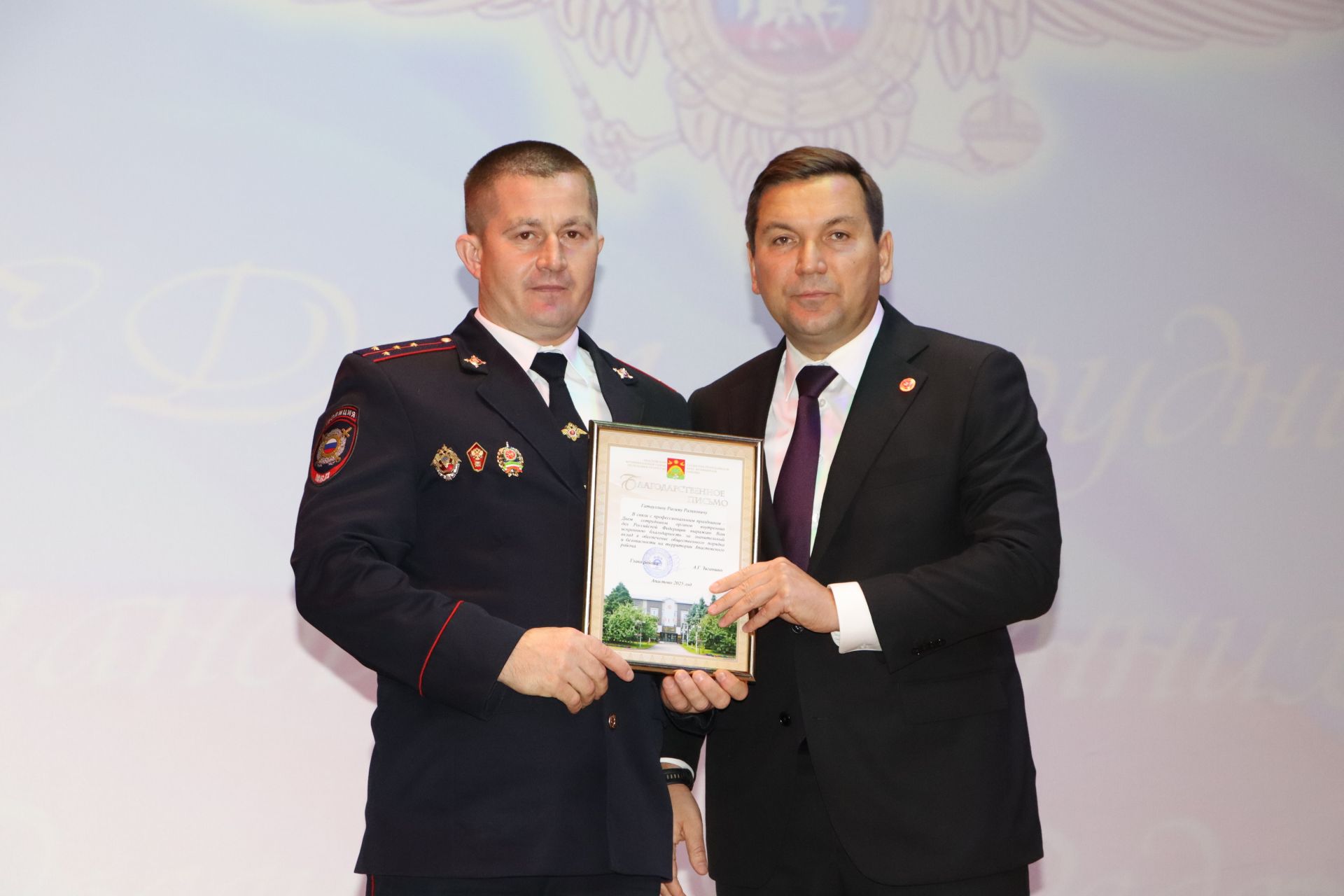 Апаста район эчке эшләр бүлеге хезмәткәрләрен хөрмәтләделәр