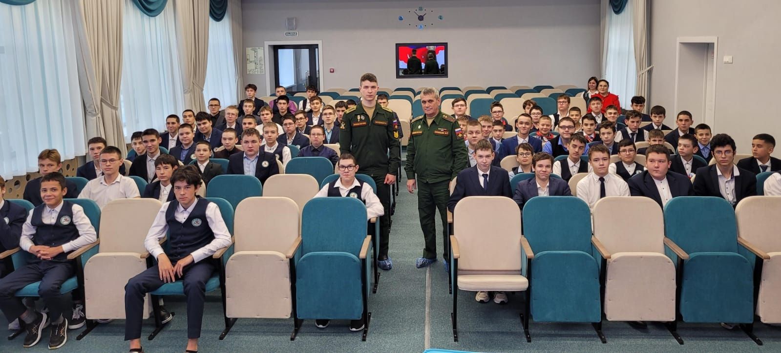 В гостях в Бишевской школе побывал бывший ученик Владимиров Родион курсант Михайловской военной артиллерийской академии города Санкт- Петербурга