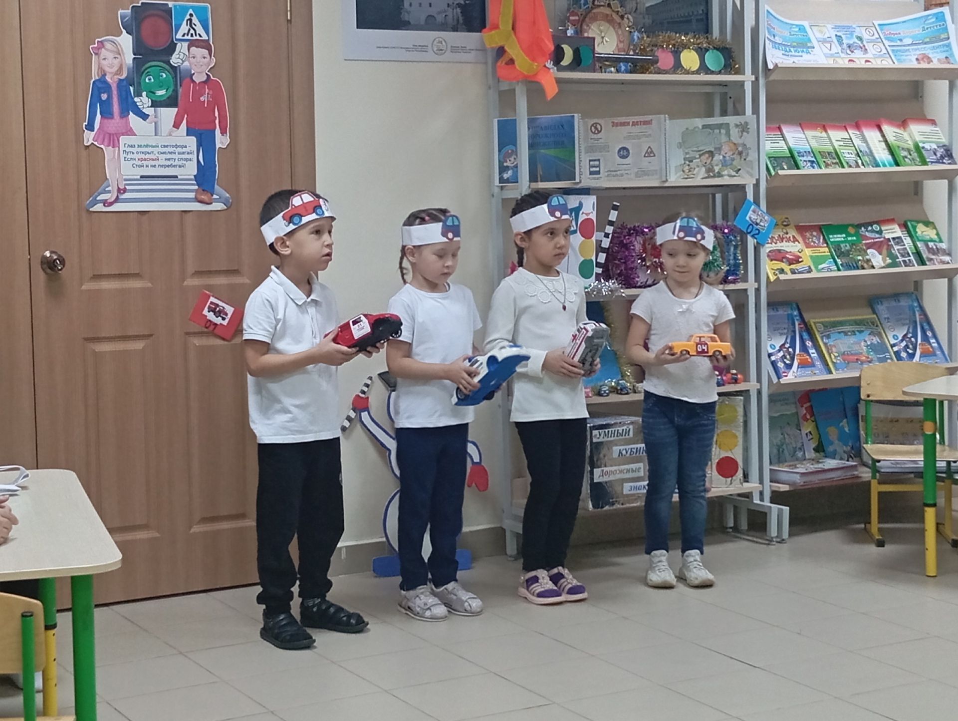 Иске Әнәле балалары юл кагыйдәләрен өйрәнә