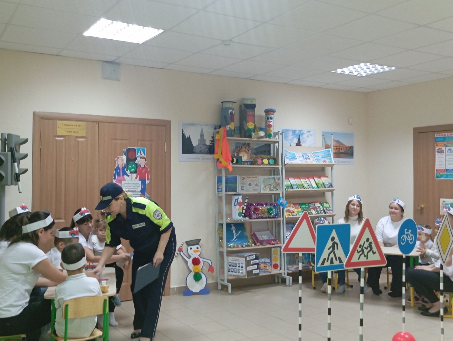 Иске Әнәле балалары юл кагыйдәләрен өйрәнә