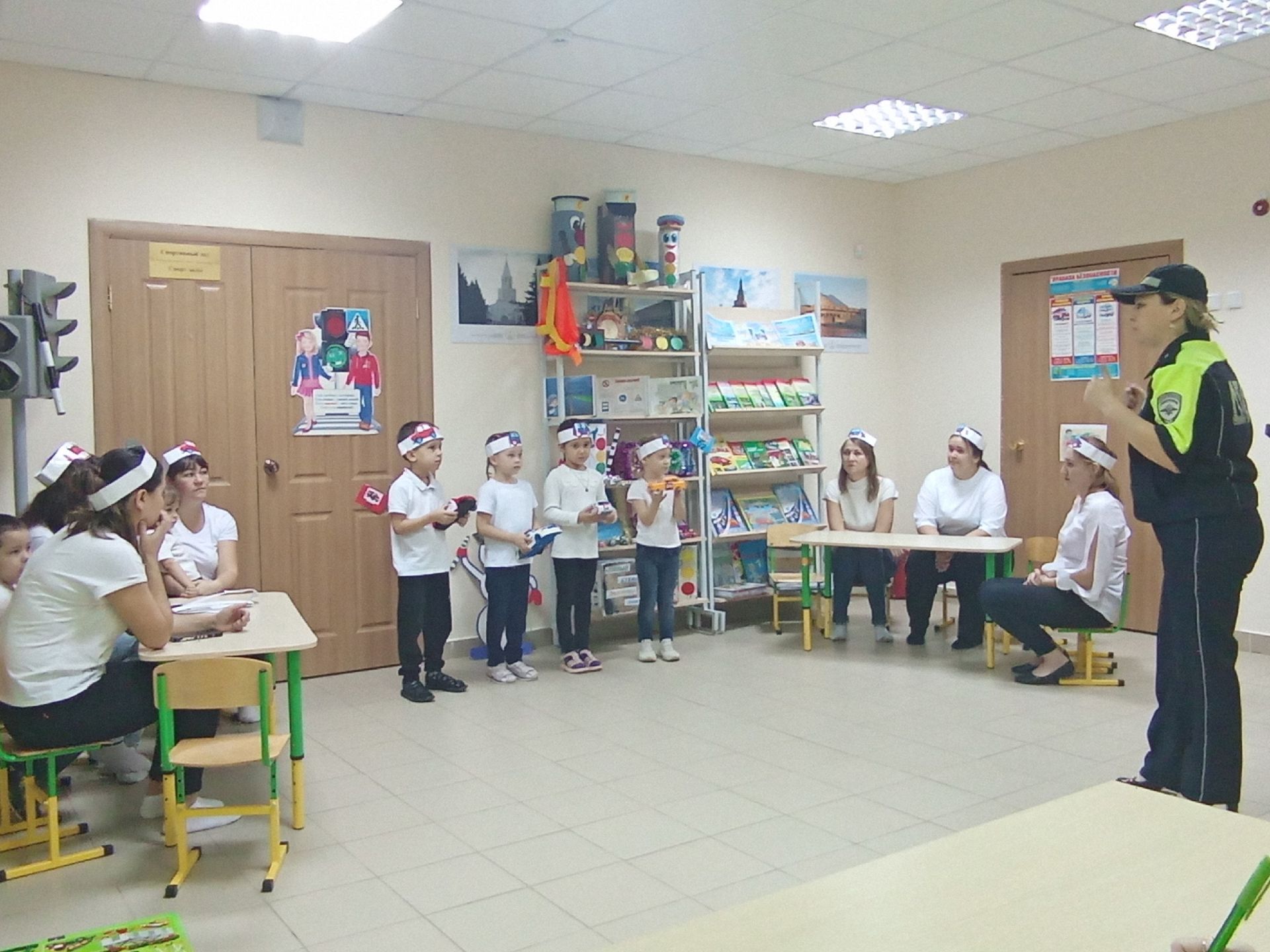 Иске Әнәле балалары юл кагыйдәләрен өйрәнә