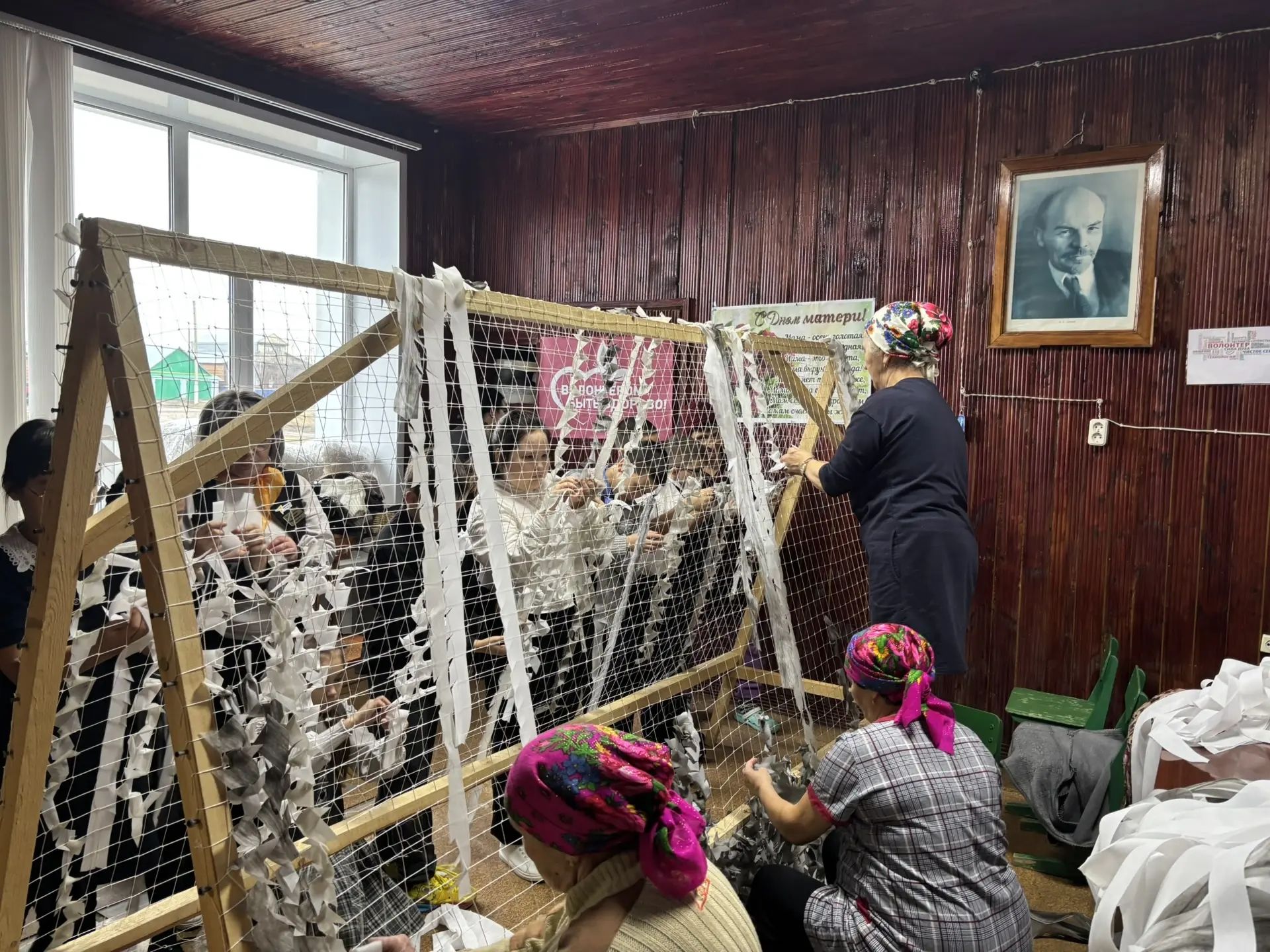 🌲 Акция «Новогодняя игрушка для участников СВО»: члены кружка «Умелые ручки» Табар-Черкийской школы дарят праздник защитникам
