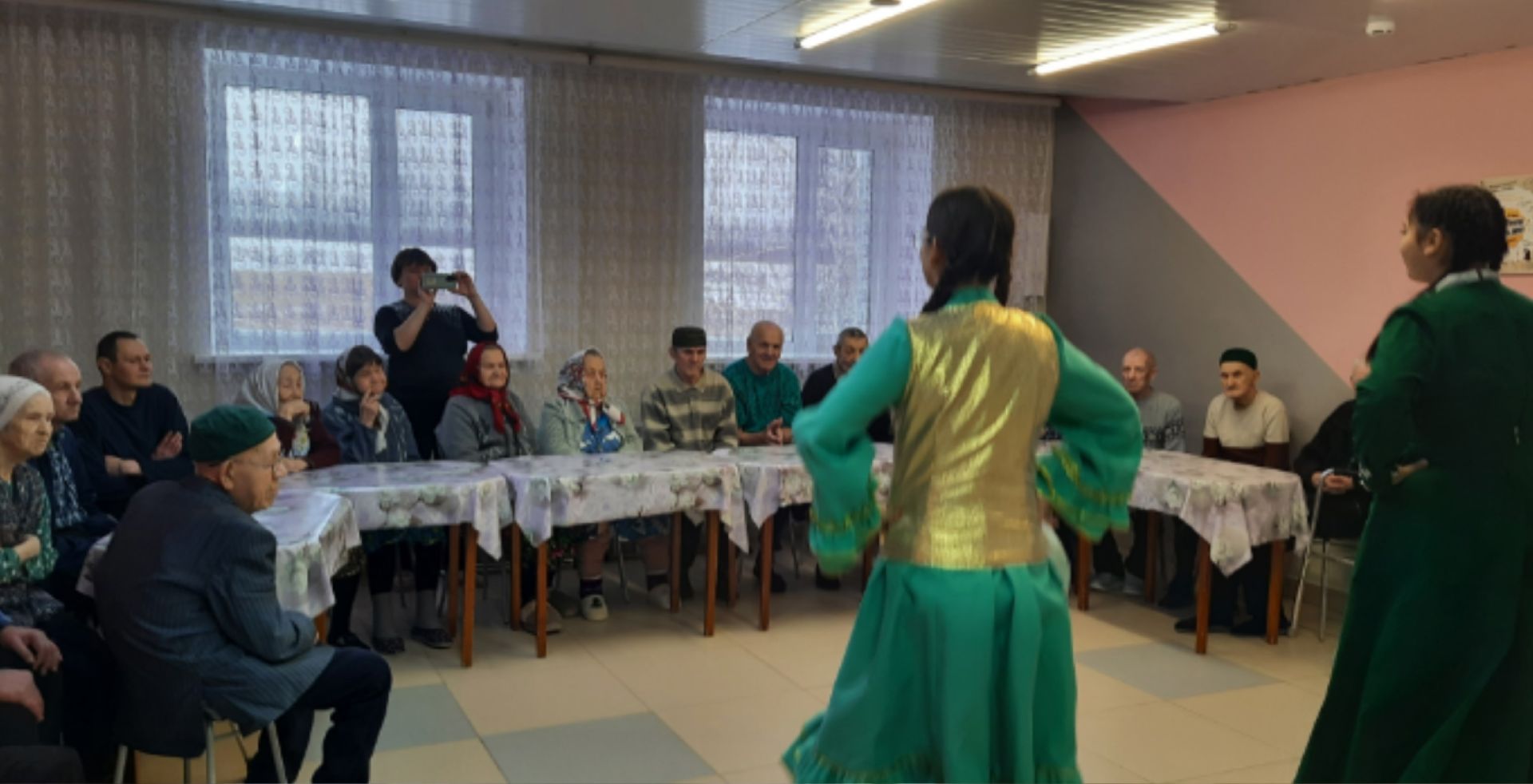 Учащиеся, участники «Движение Первых» и преподаватели Бишевской школы посетили Кайбицкий дом – интернат для престарелых и инвалидов