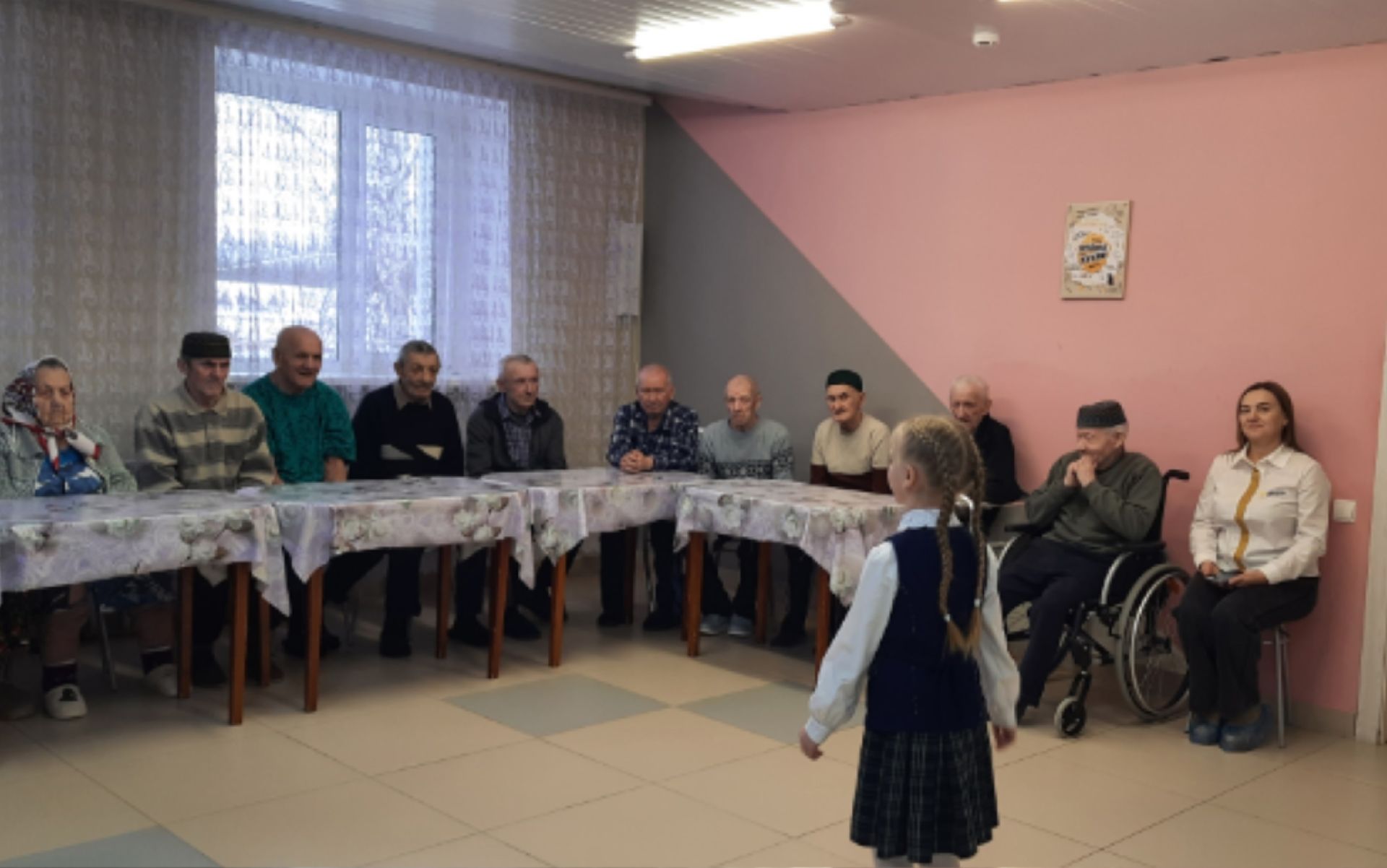 Учащиеся, участники «Движение Первых» и преподаватели Бишевской школы посетили Кайбицкий дом – интернат для престарелых и инвалидов