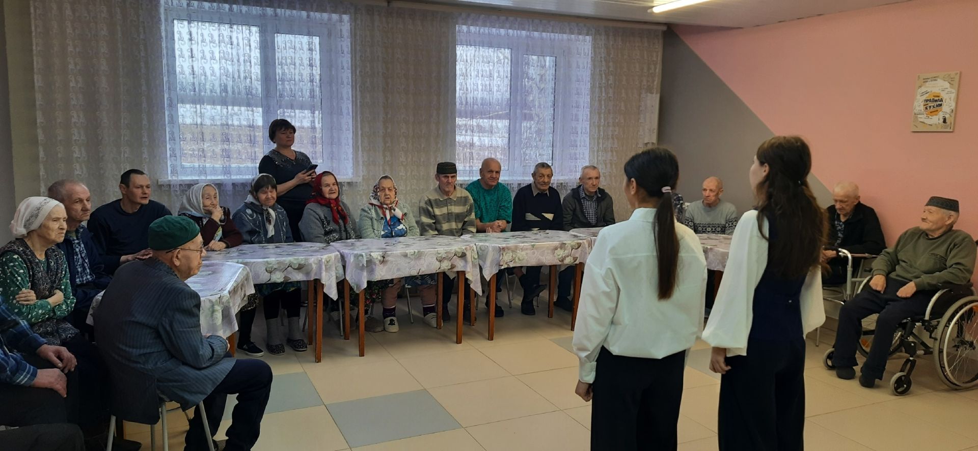 Учащиеся, участники «Движение Первых» и преподаватели Бишевской школы посетили Кайбицкий дом – интернат для престарелых и инвалидов