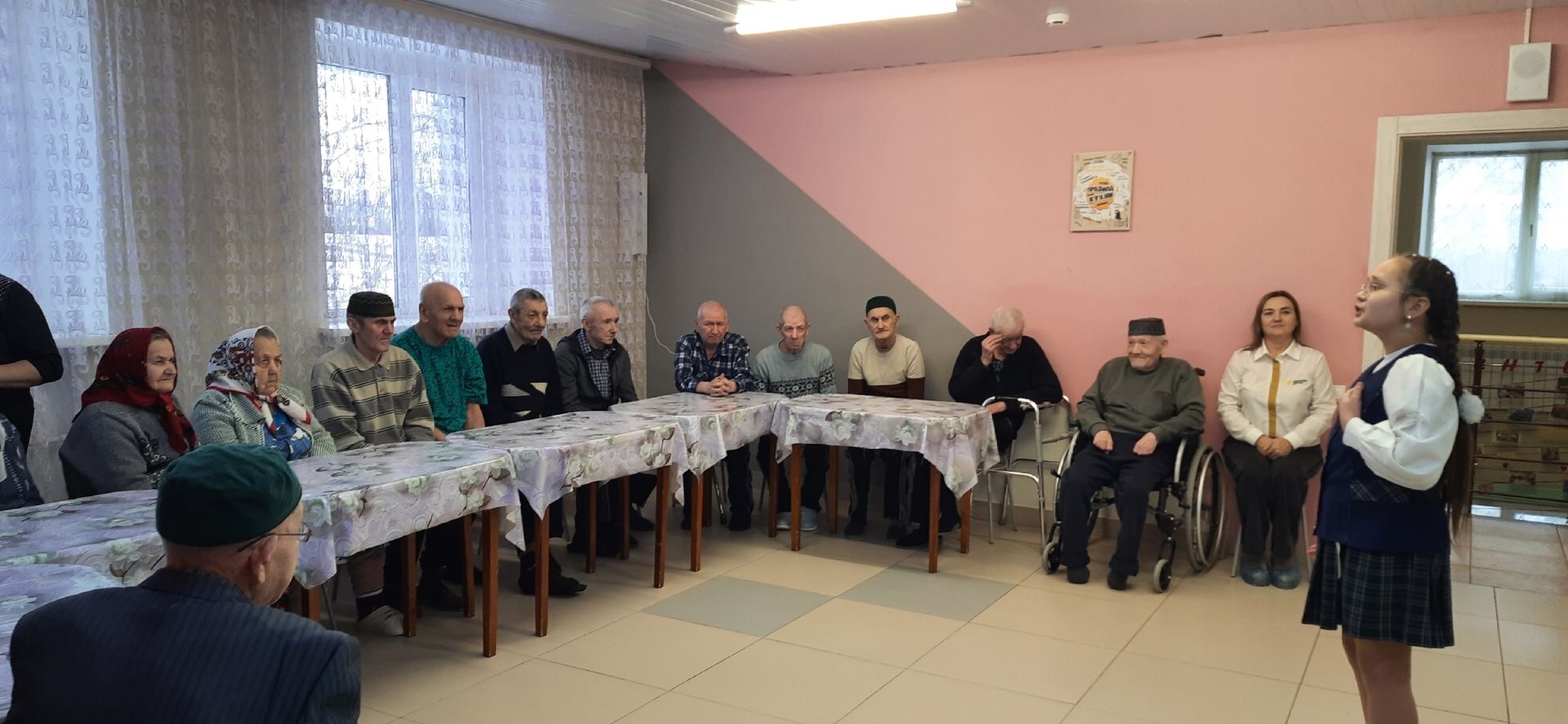 Учащиеся, участники «Движение Первых» и преподаватели Бишевской школы посетили Кайбицкий дом – интернат для престарелых и инвалидов