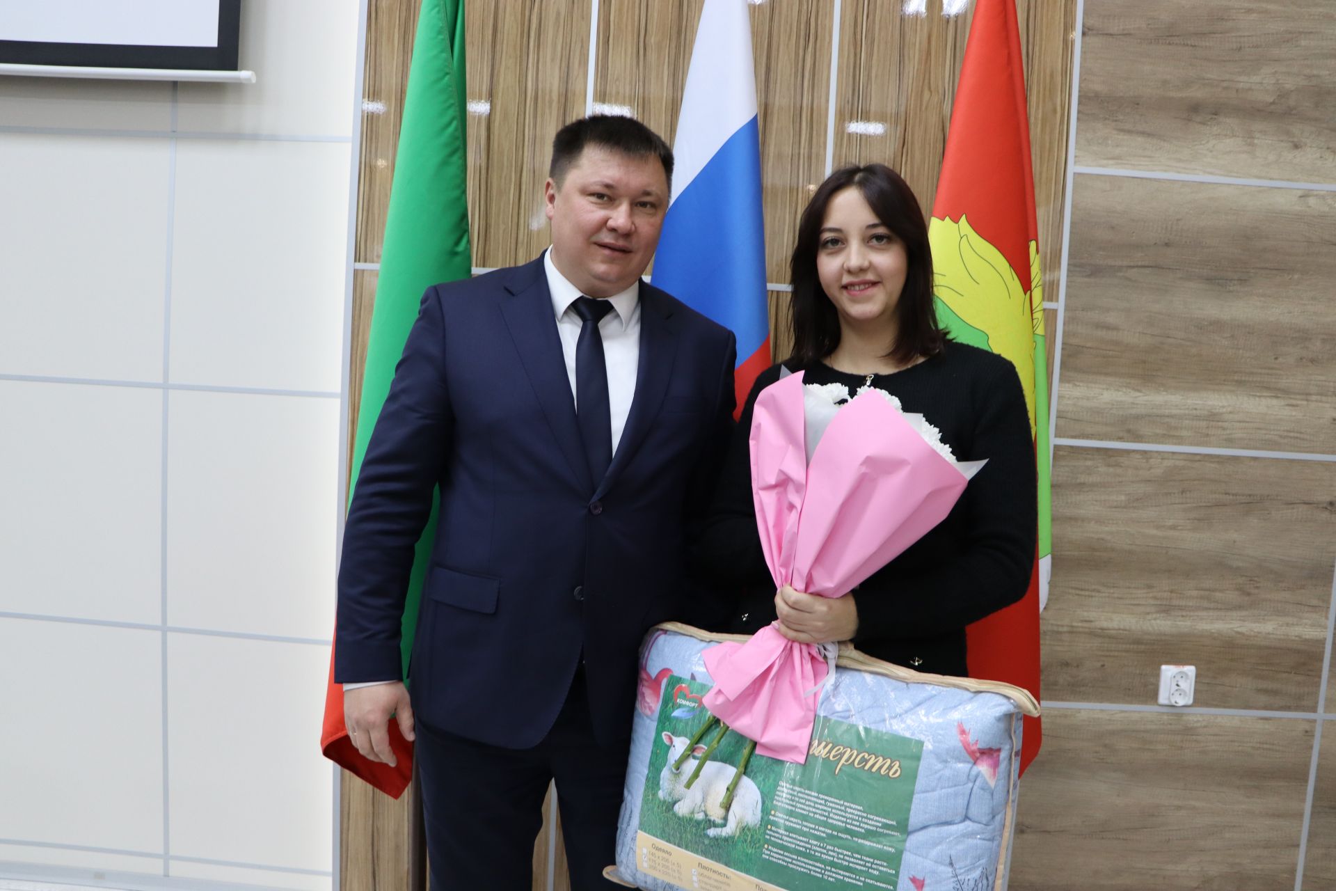 Яңа ел бәйрәмнәре уңаеннан, район башлыгы Айрат Җиһаншин авыл җирлеге хезмәткәрләре белән очрашты
