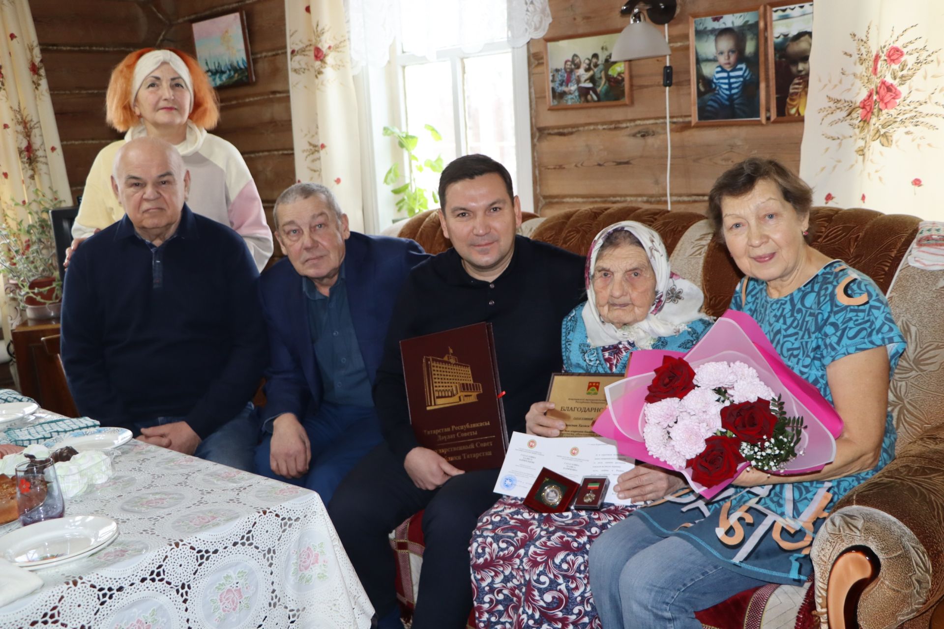 Халисә әби Гатауллина “Мактаулы остаз” күкрәк билгесе белән бүләкләнде